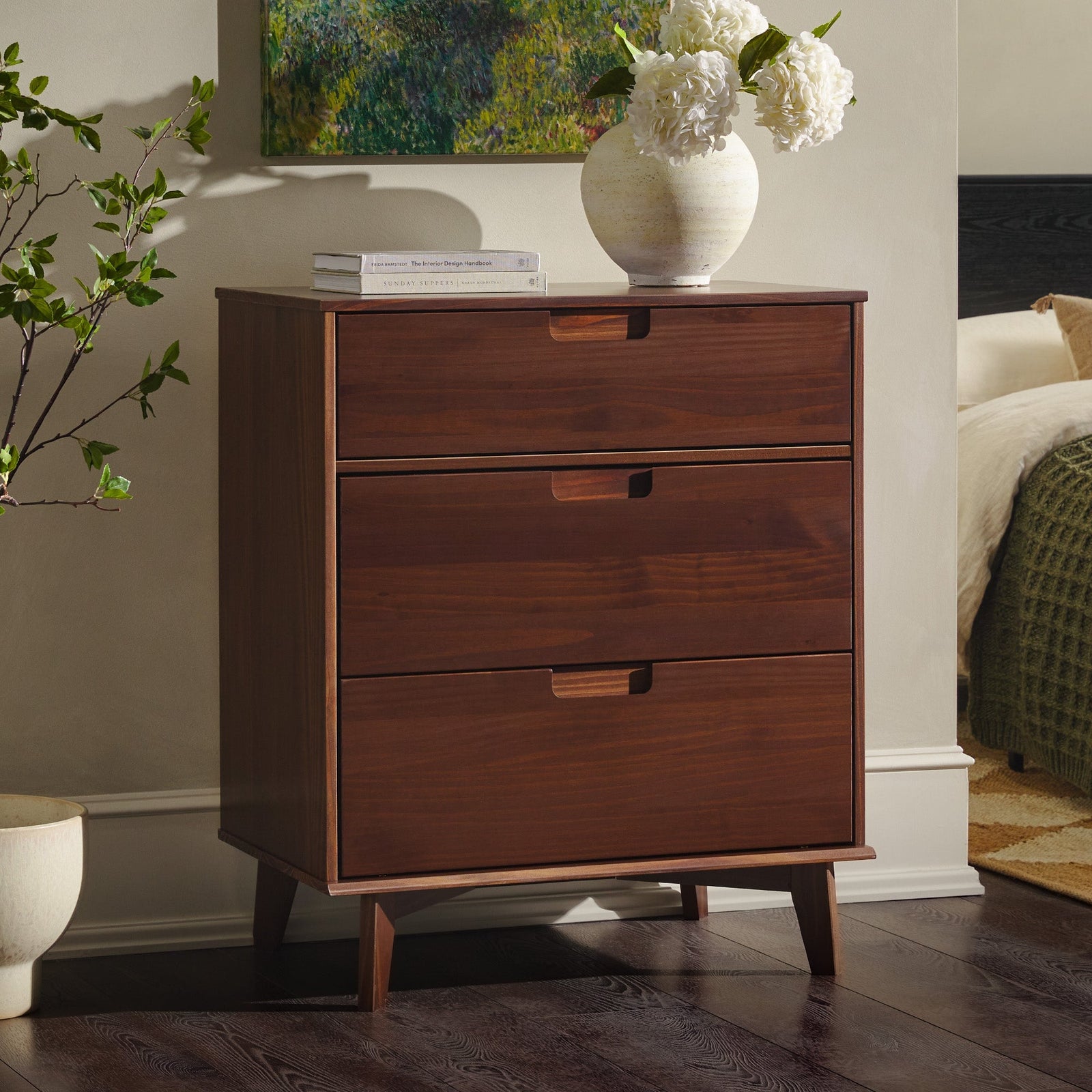 Cómoda moderna de mediados de siglo de madera maciza de Sloane