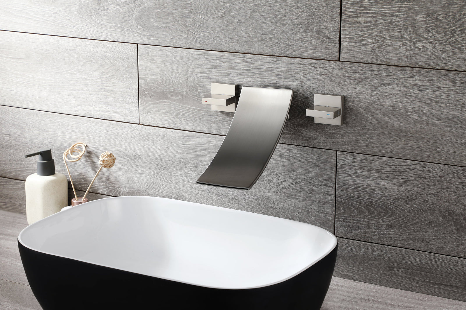 Grifo para lavabo de baño en cascada de níquel cepillado con desagüe emergente de latón y montaje en pared.