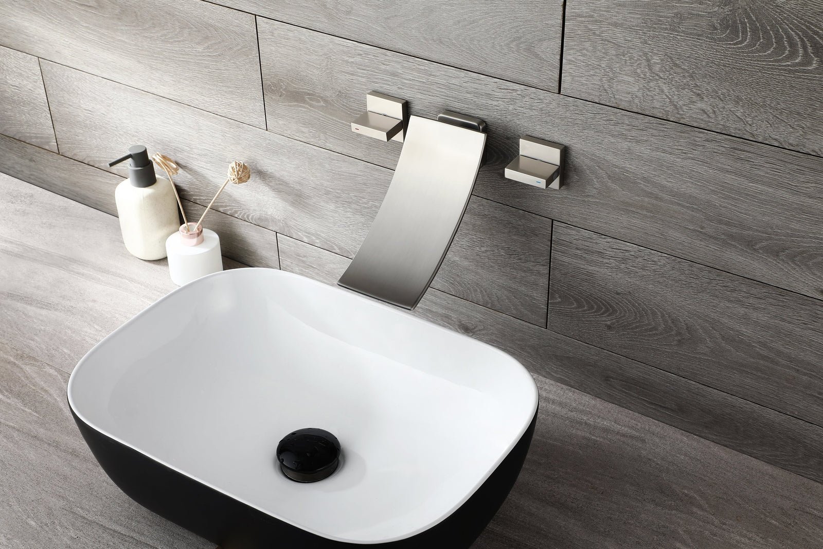 Grifo para lavabo de baño en cascada de níquel cepillado con desagüe emergente de latón y montaje en pared.