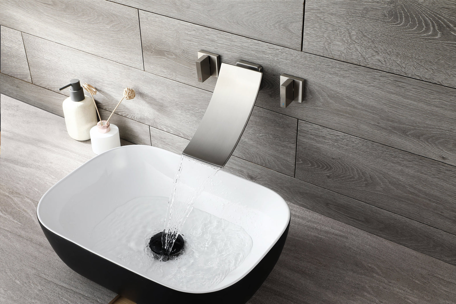 Grifo para lavabo de baño en cascada de níquel cepillado con desagüe emergente de latón y montaje en pared.