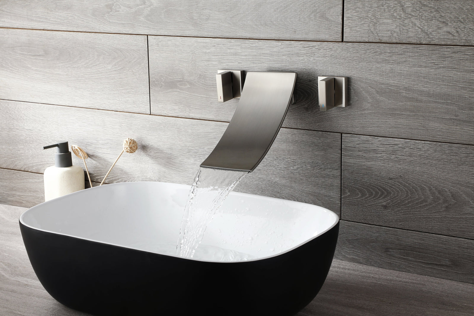 Grifo para lavabo de baño en cascada de níquel cepillado con desagüe emergente de latón y montaje en pared.