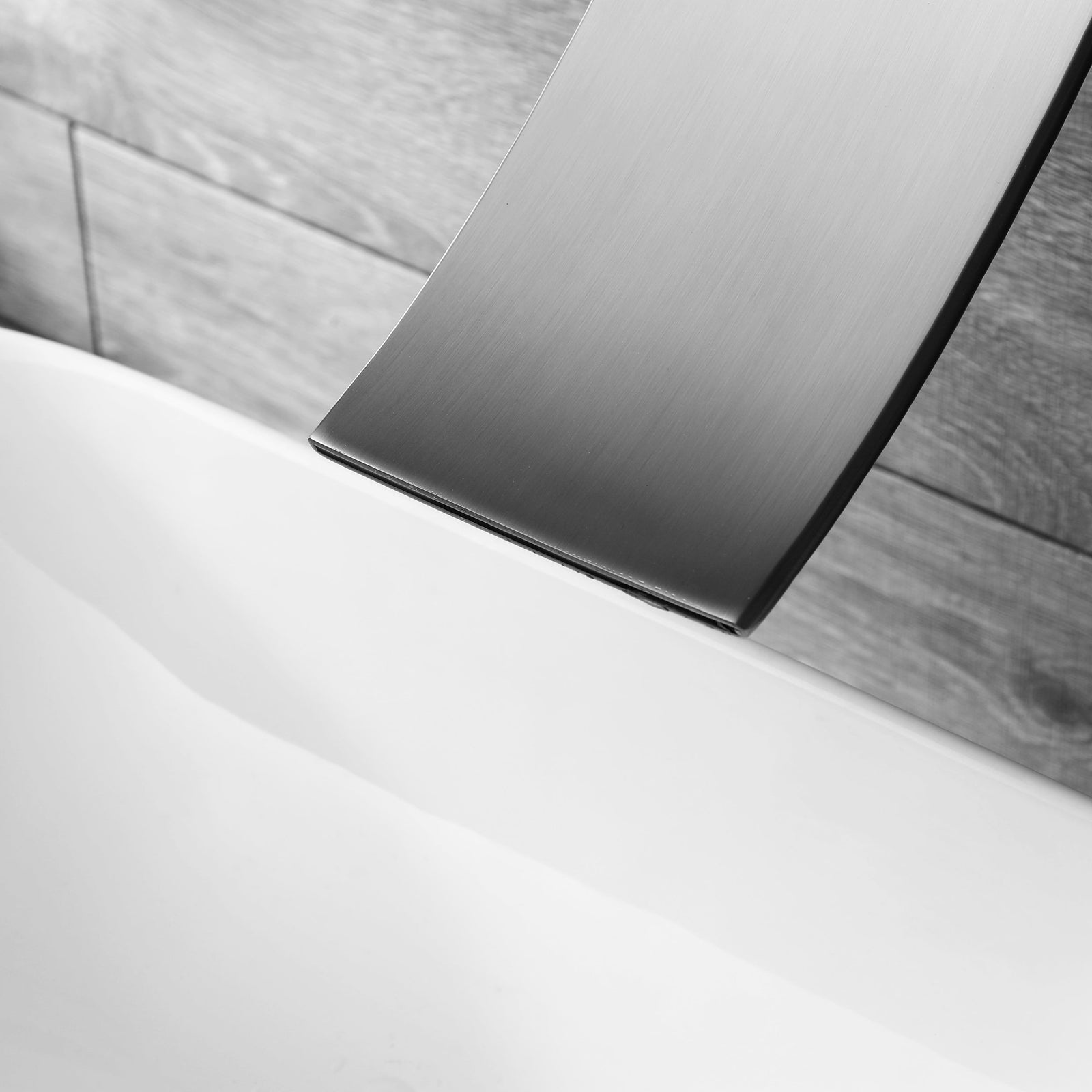 Grifo para lavabo de baño en cascada de níquel cepillado con desagüe emergente de latón y montaje en pared.