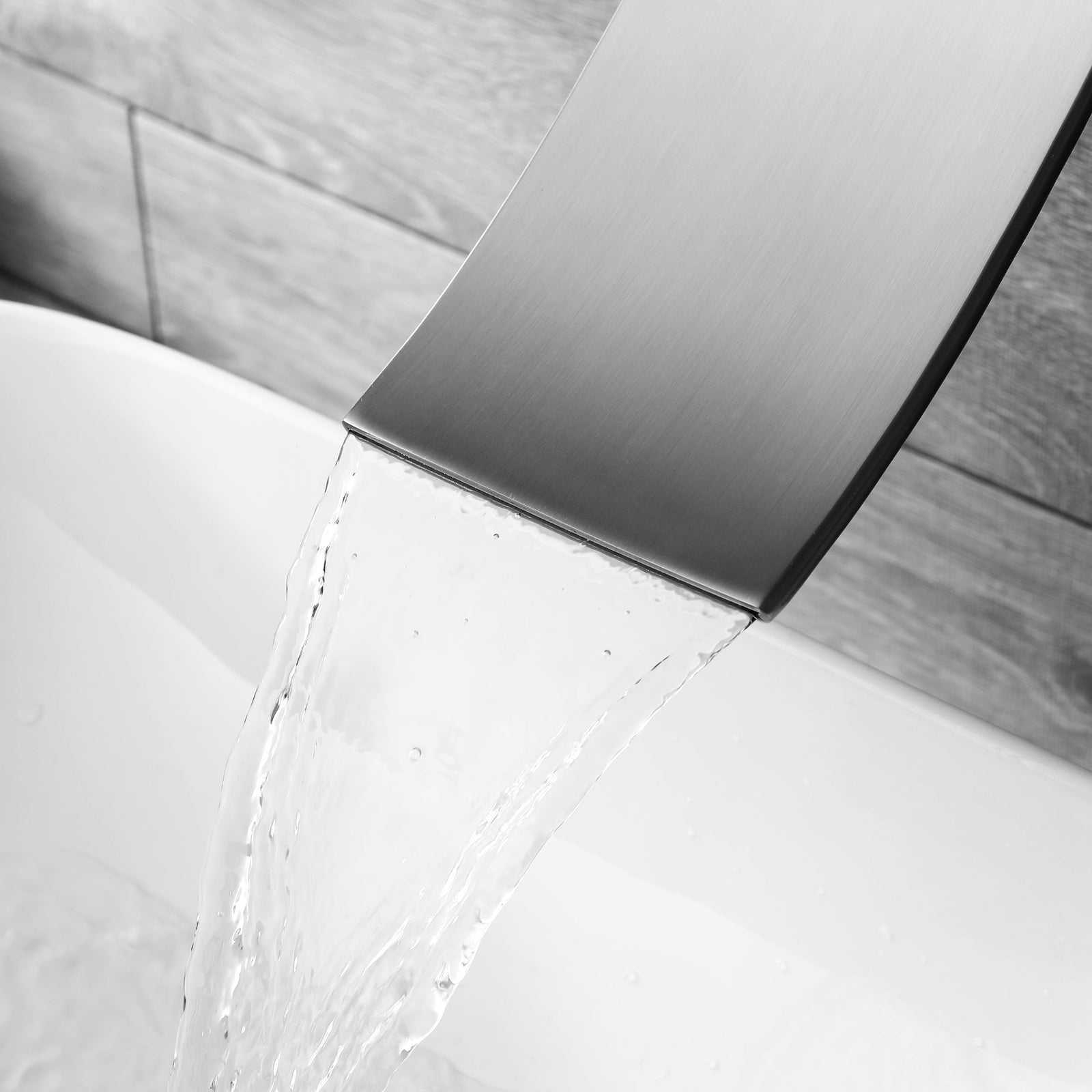Grifo para lavabo de baño en cascada de níquel cepillado con desagüe emergente de latón y montaje en pared.