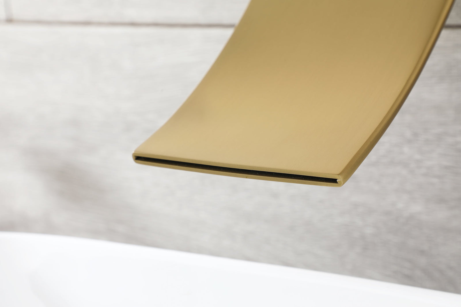 Grifo para lavabo de baño en cascada de montaje en pared en oro cepillado con desagüe emergente de latón y rebosadero