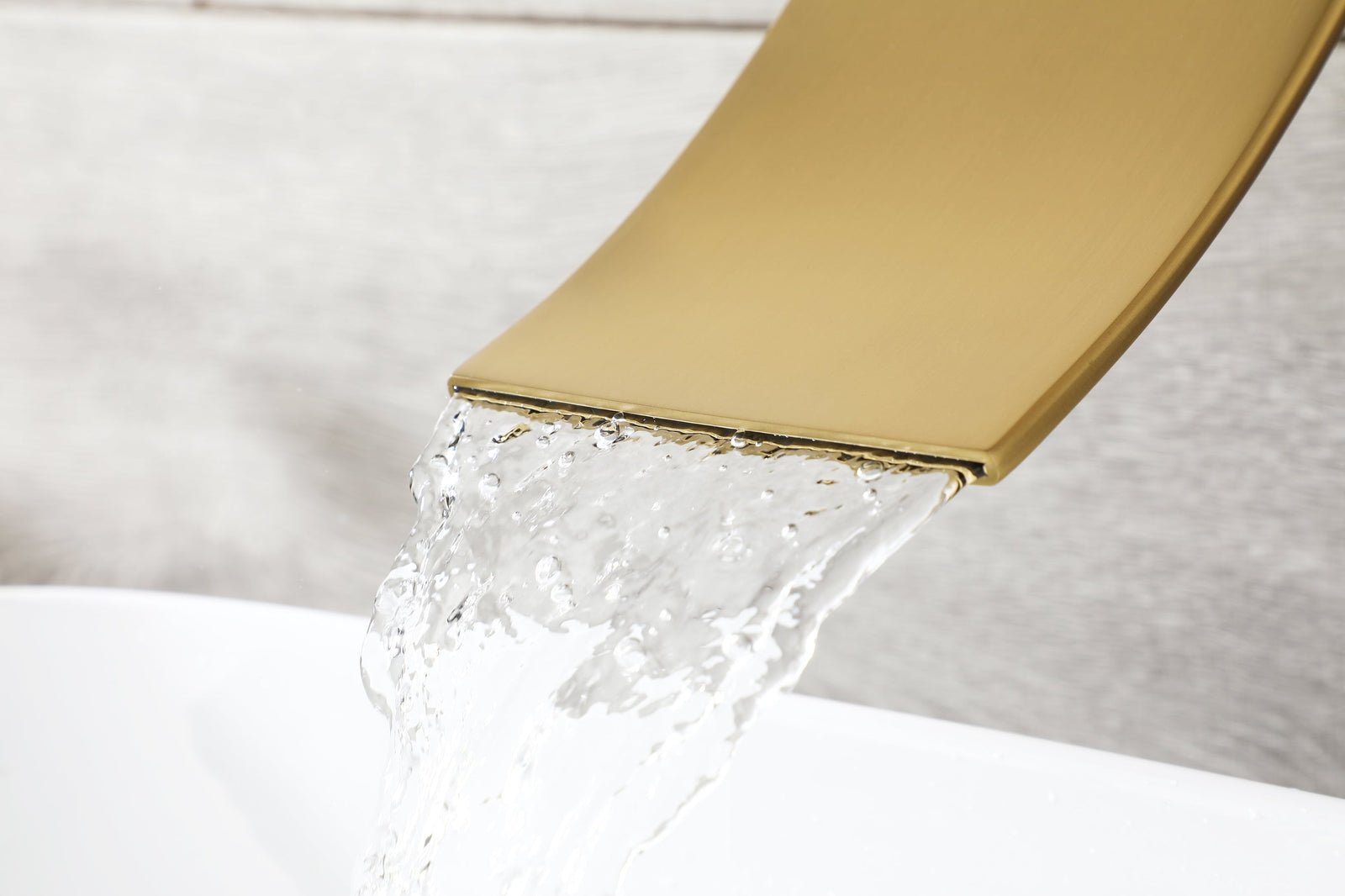 Grifo para lavabo de baño en cascada de montaje en pared en oro cepillado con desagüe emergente de latón y rebosadero