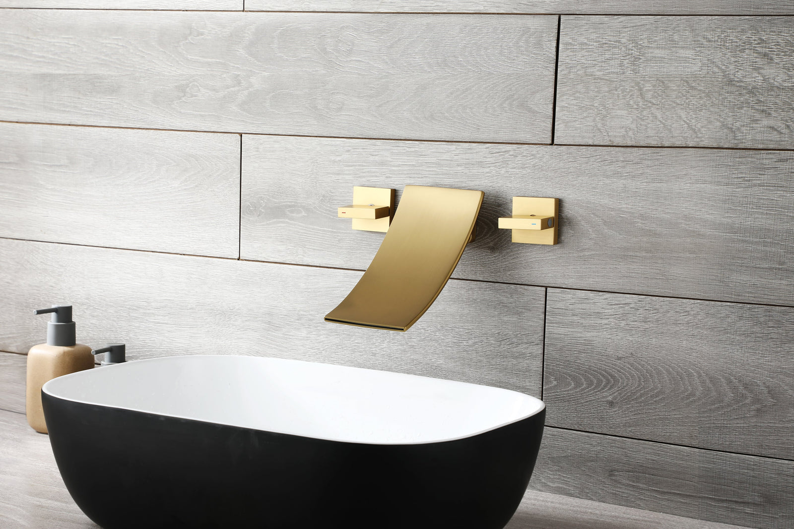 Grifo para lavabo de baño en cascada de montaje en pared en oro cepillado con desagüe emergente de latón y rebosadero