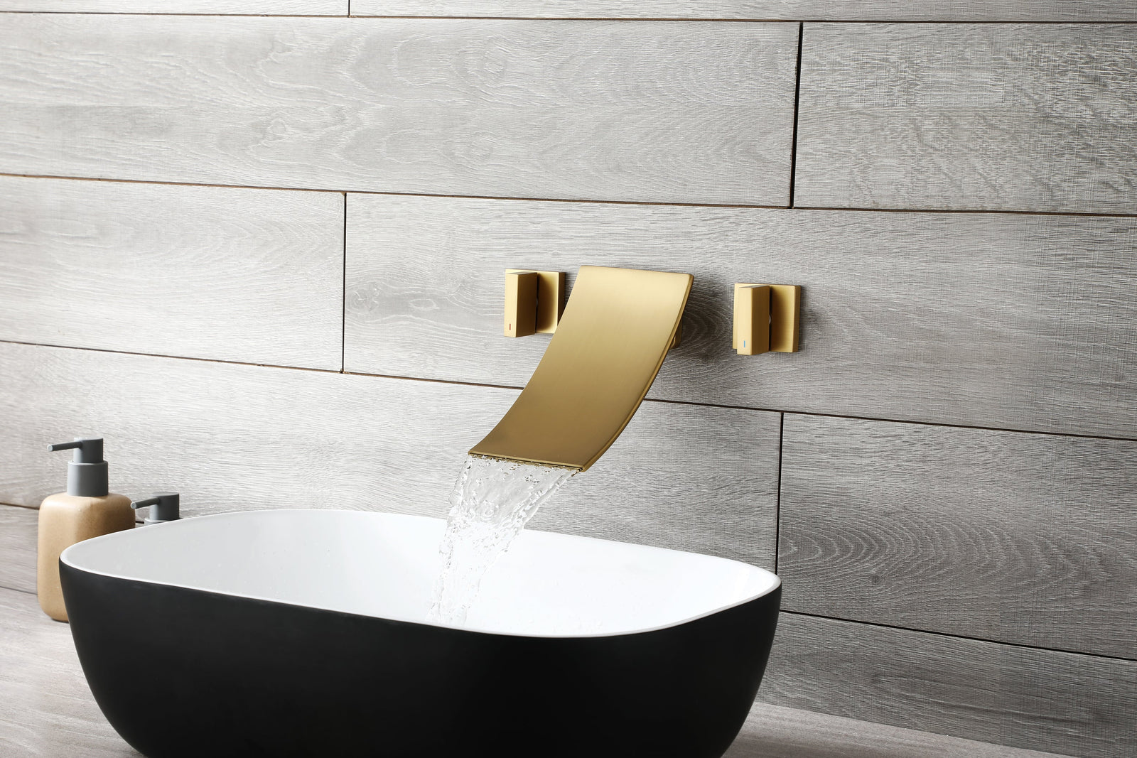 Grifo para lavabo de baño en cascada de montaje en pared en oro cepillado con desagüe emergente de latón y rebosadero