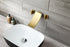 Grifo para lavabo de baño en cascada de montaje en pared en oro cepillado con desagüe emergente de latón y rebosadero