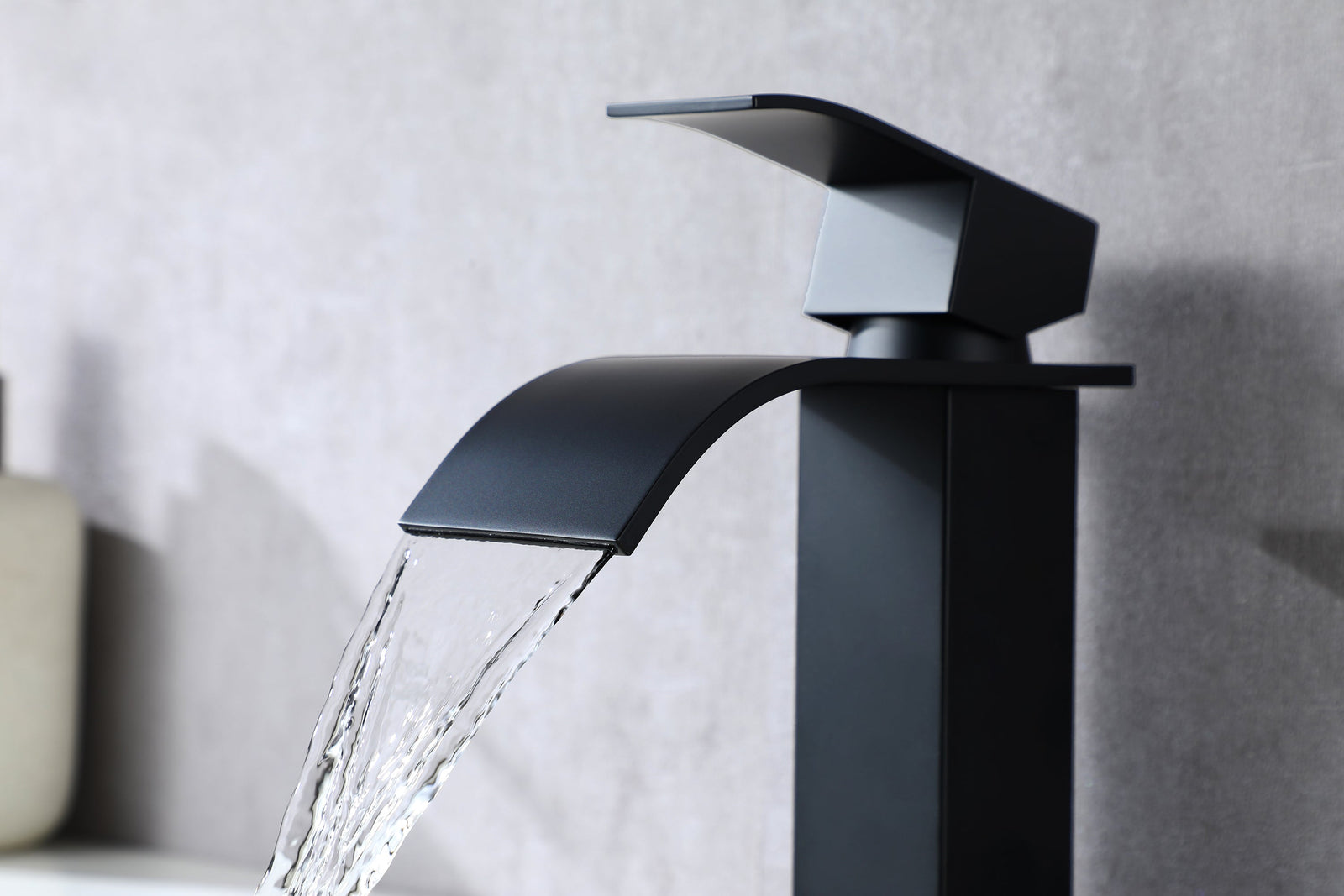 Grifo de baño cascada de níquel cepillado o negro mate o dorado cepillado de latón con placa y desagüe emergente de latón