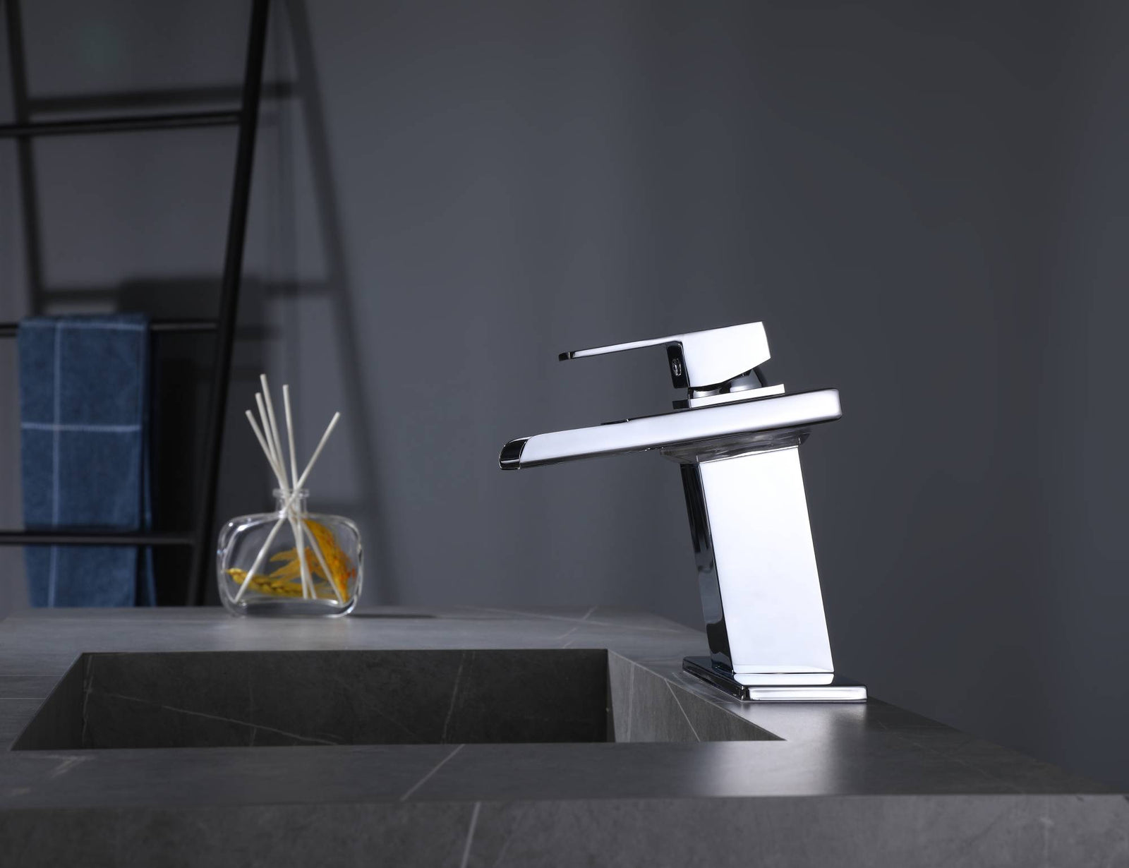 Grifo de baño de latón con una sola manija, cascada cromada, 3 luces LED y desagüe emergente de latón.