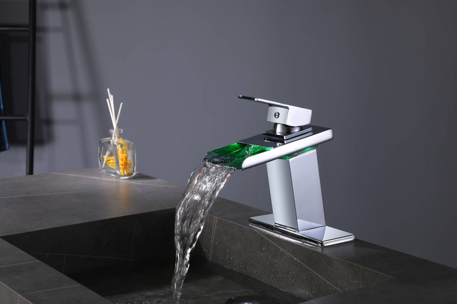 Grifo de baño de latón con una sola manija, cascada cromada, 3 luces LED y desagüe emergente de latón.