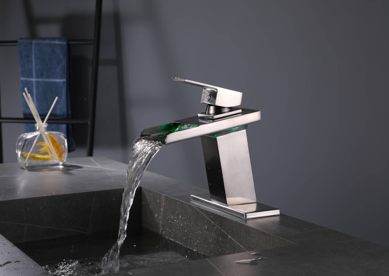 Grifo de baño de latón con una sola manija, cascada de níquel cepillado, 3 luces LED y desagüe emergente de latón.