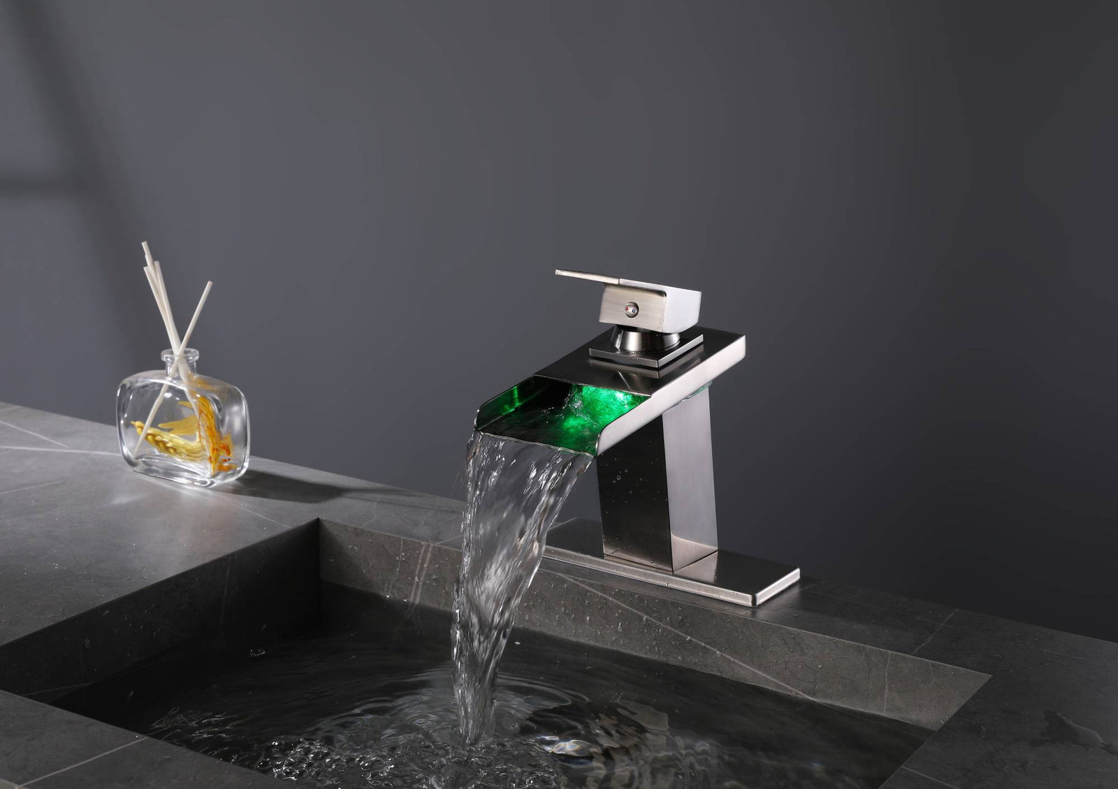 Grifo de baño de latón con una sola manija, cascada de níquel cepillado, 3 luces LED y desagüe emergente de latón.