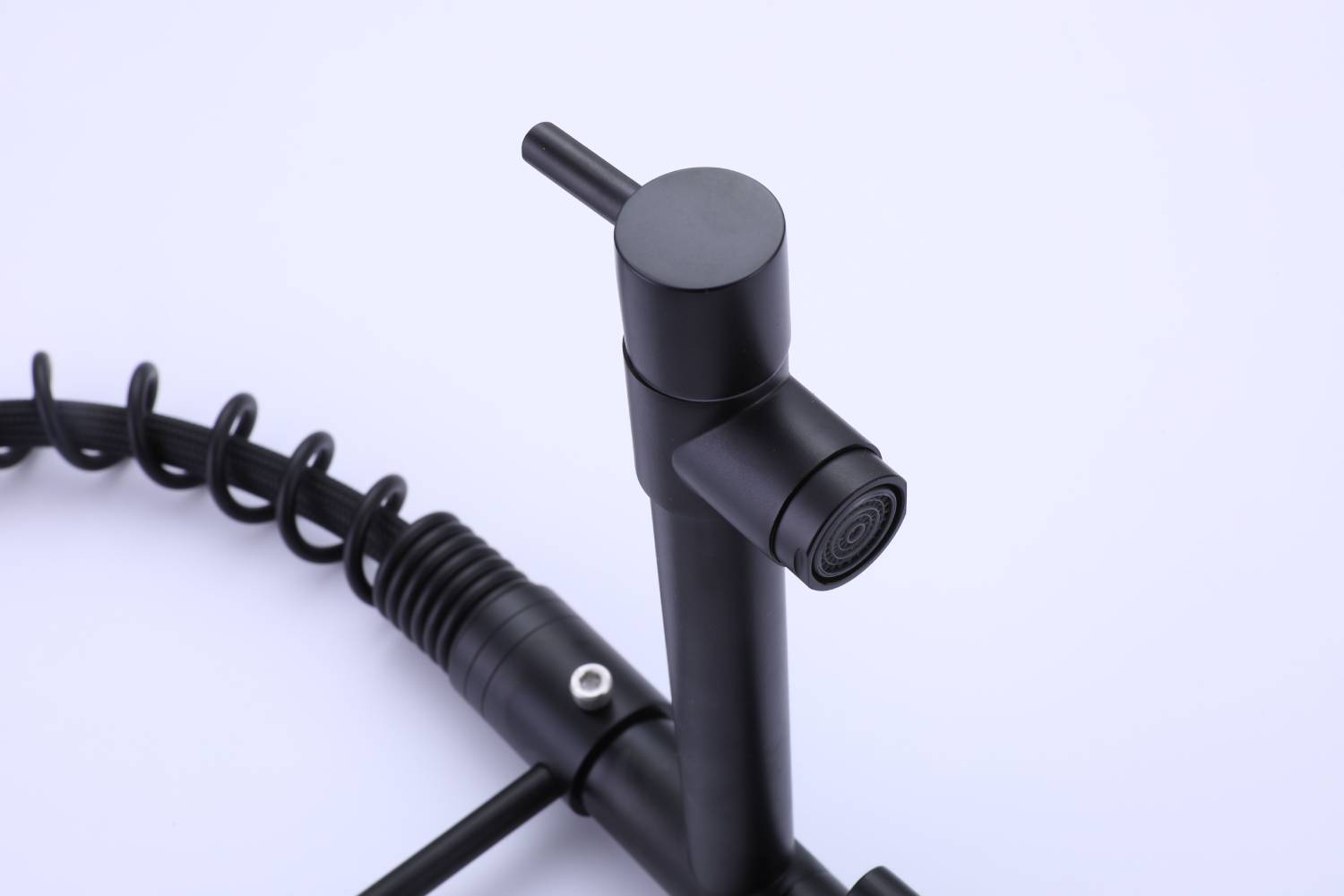 Grifo de cocina de arco alto de latón negro mate con rociador de metal desplegable con placa de cubierta y anillo de bloqueo