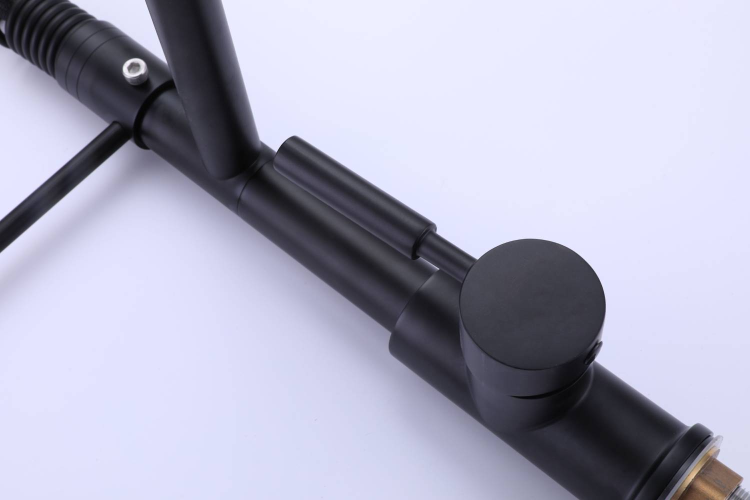 Grifo de cocina de arco alto de latón negro mate con rociador de metal desplegable con placa de cubierta y anillo de bloqueo