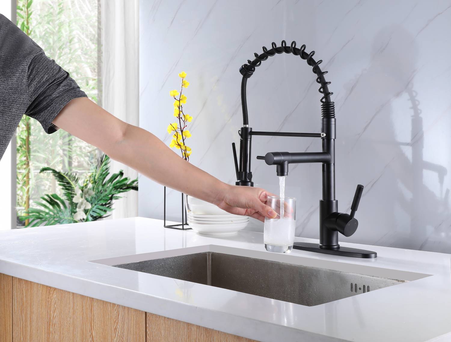 Grifo de cocina de arco alto de latón negro mate con rociador de metal desplegable con placa de cubierta y anillo de bloqueo