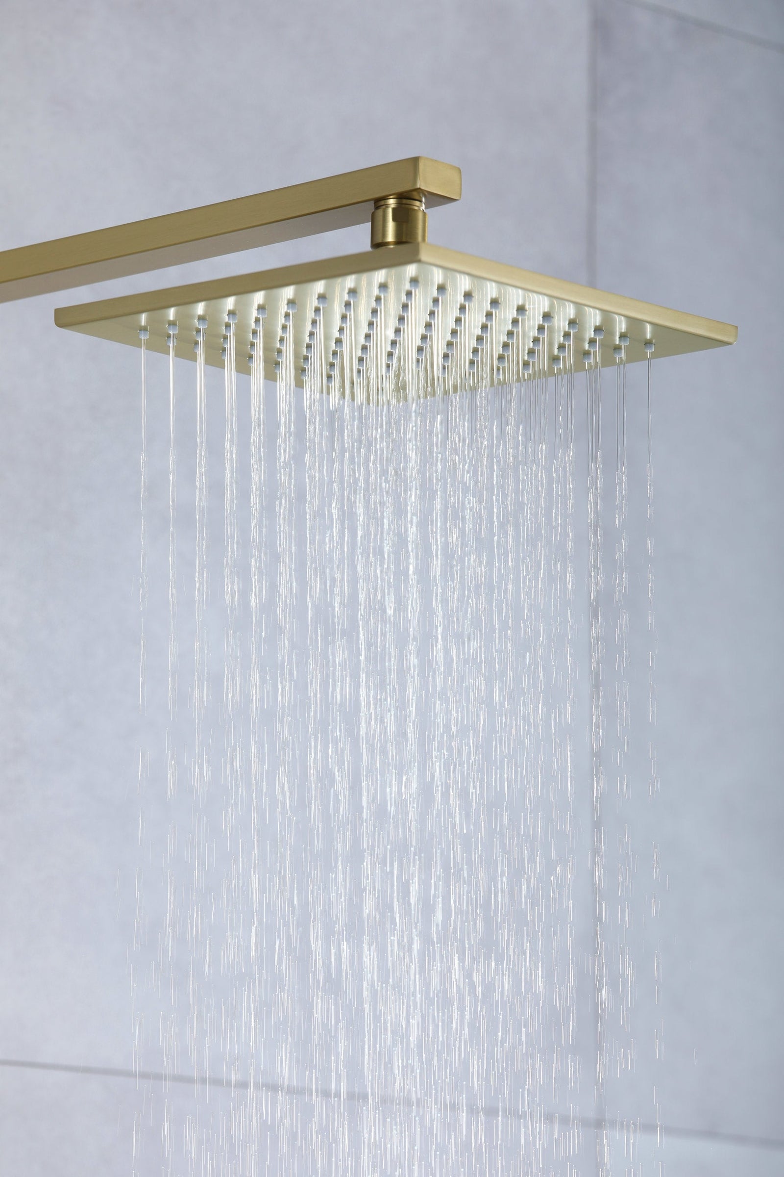 Lujoso juego de ducha termostático de pared con efecto lluvia, en dorado cepillado o negro mate, con caño de bañera