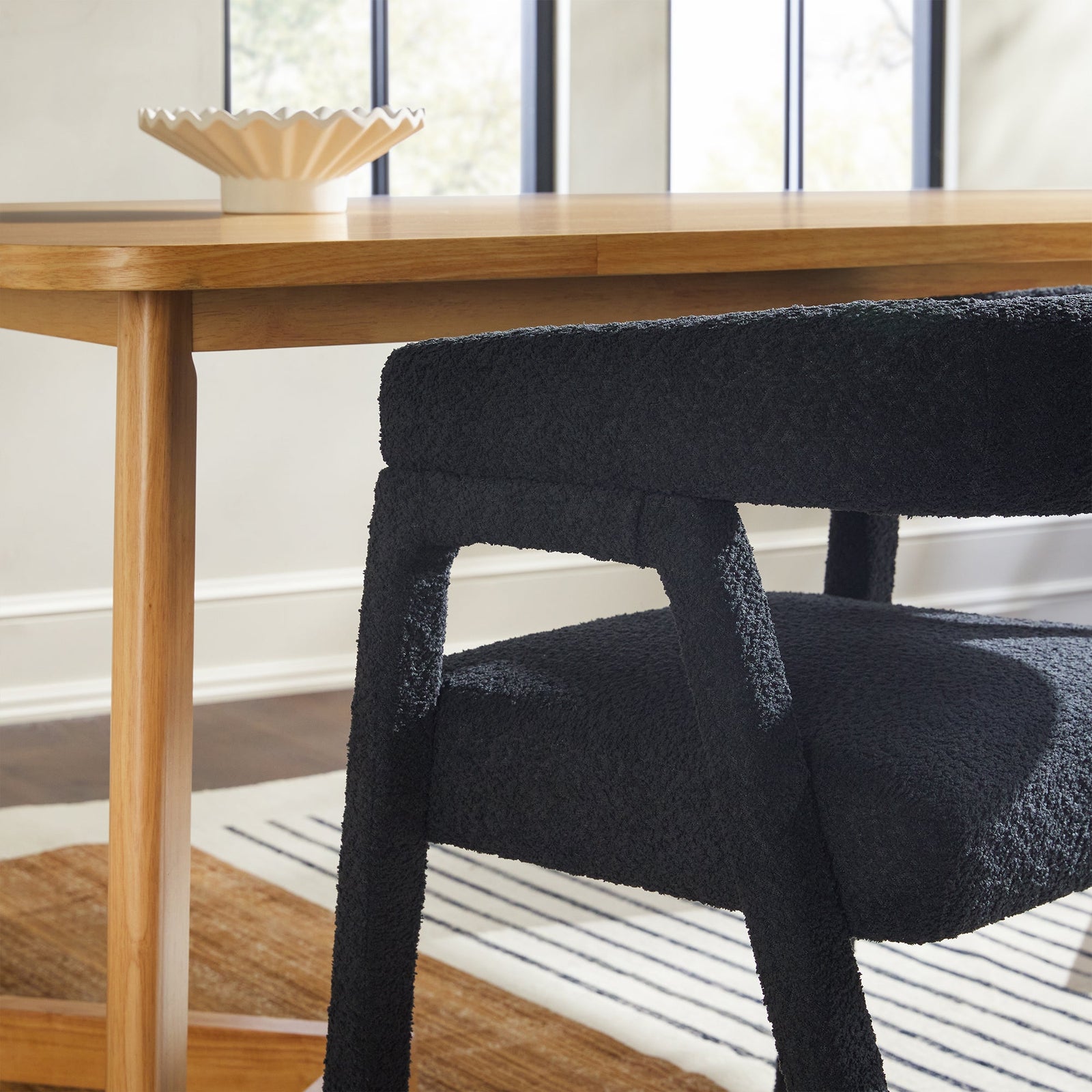 Silla de comedor Ezra Modern Boucle de madera maciza con respaldo redondeado (juego de 2)