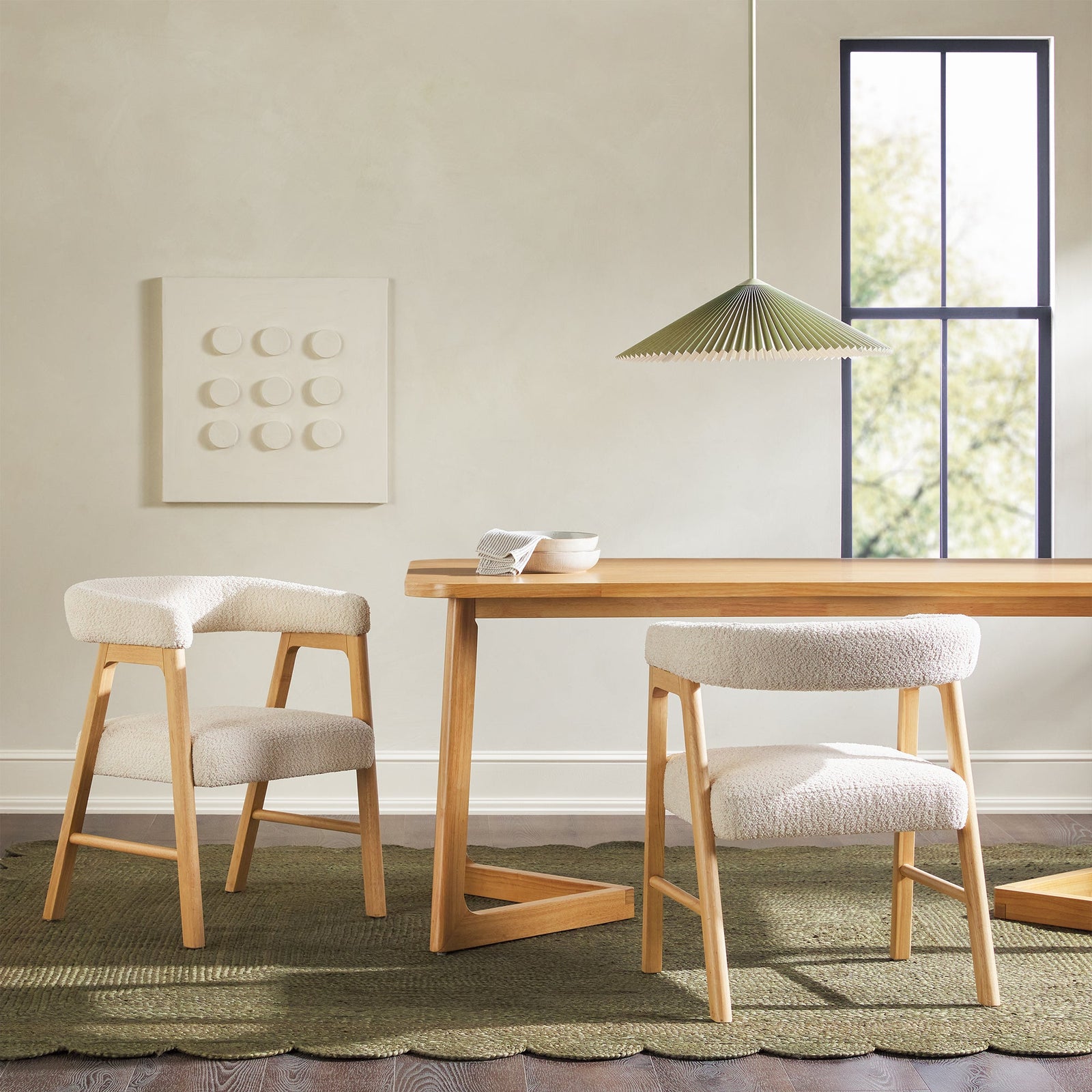 Silla de comedor moderna Ezra de madera maciza con tapizado de bouclé (juego de 2)