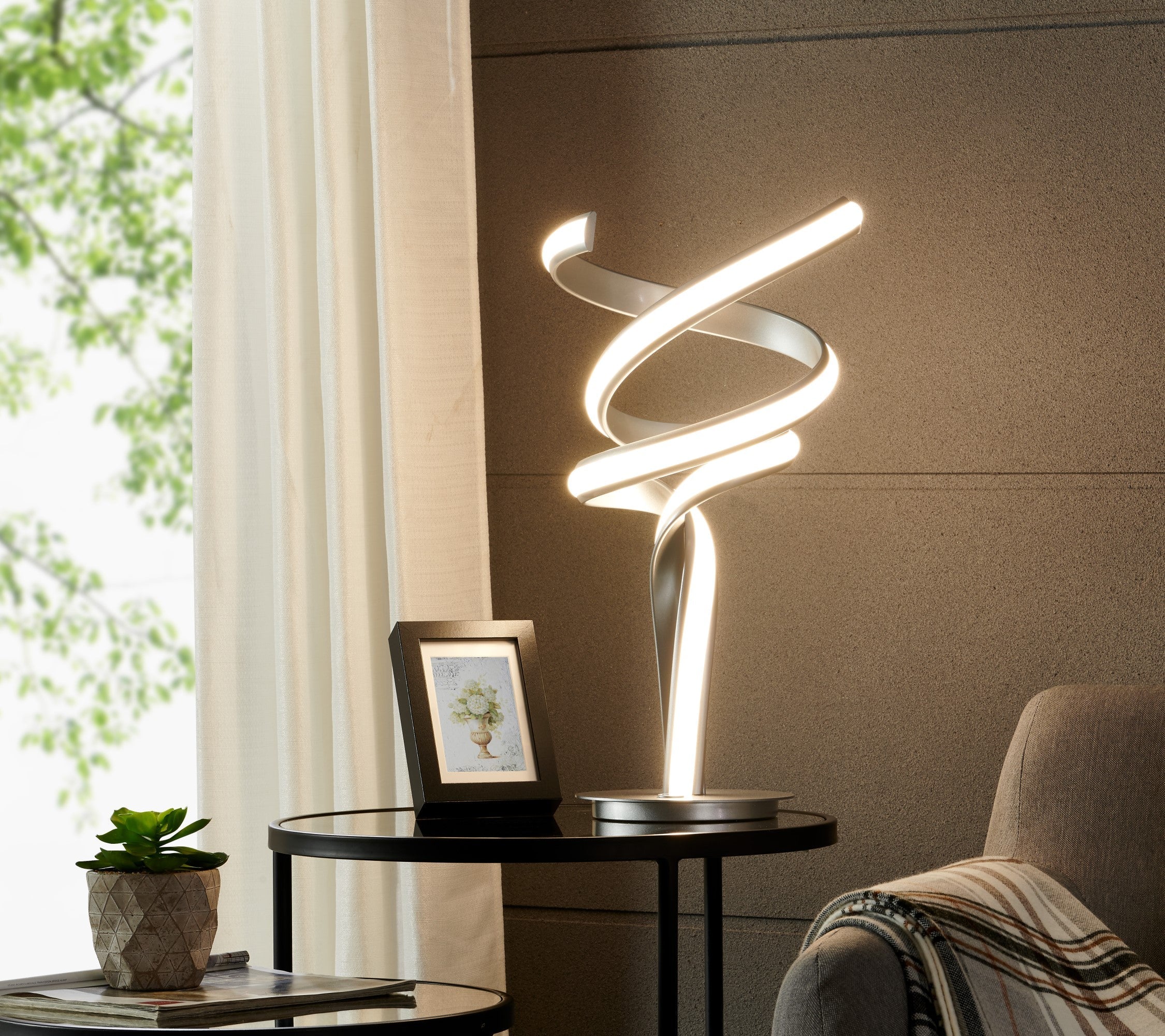 Lámpara de mesa plateada Munich // Tira de LED y regulador táctil