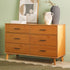 Cómoda moderna Sloane de madera maciza con 6 cajones y tiradores de metal