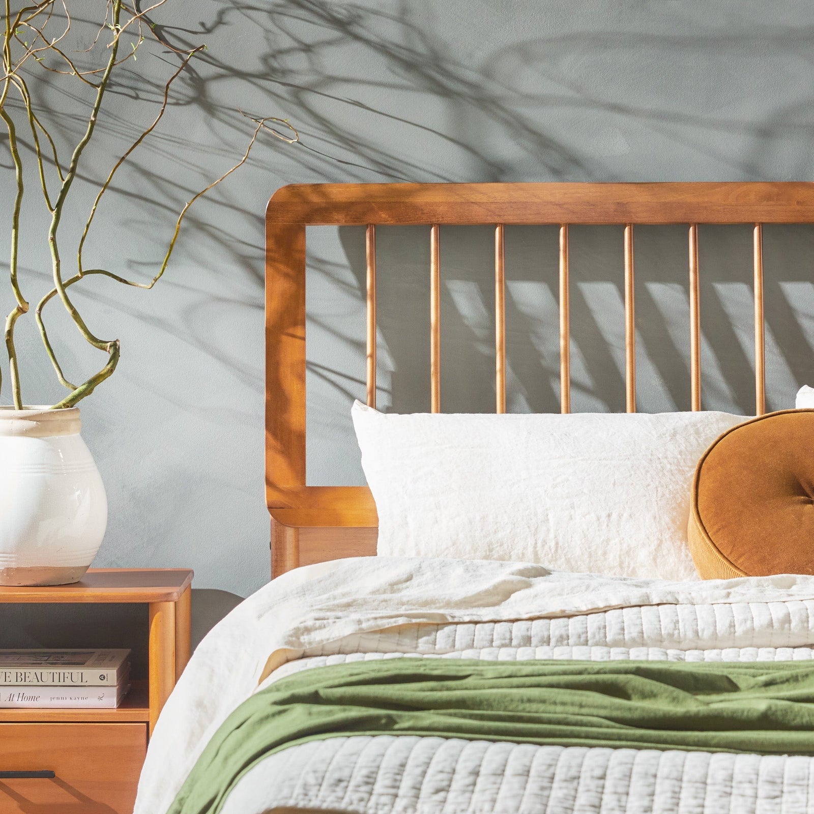 Cama de madera maciza con estructura de husillo de estilo moderno de mediados de siglo