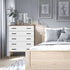 Cómoda Eli de 5 cajones, estilo moderno de mediados de siglo, de Better Home Products, en nogal y blanco
