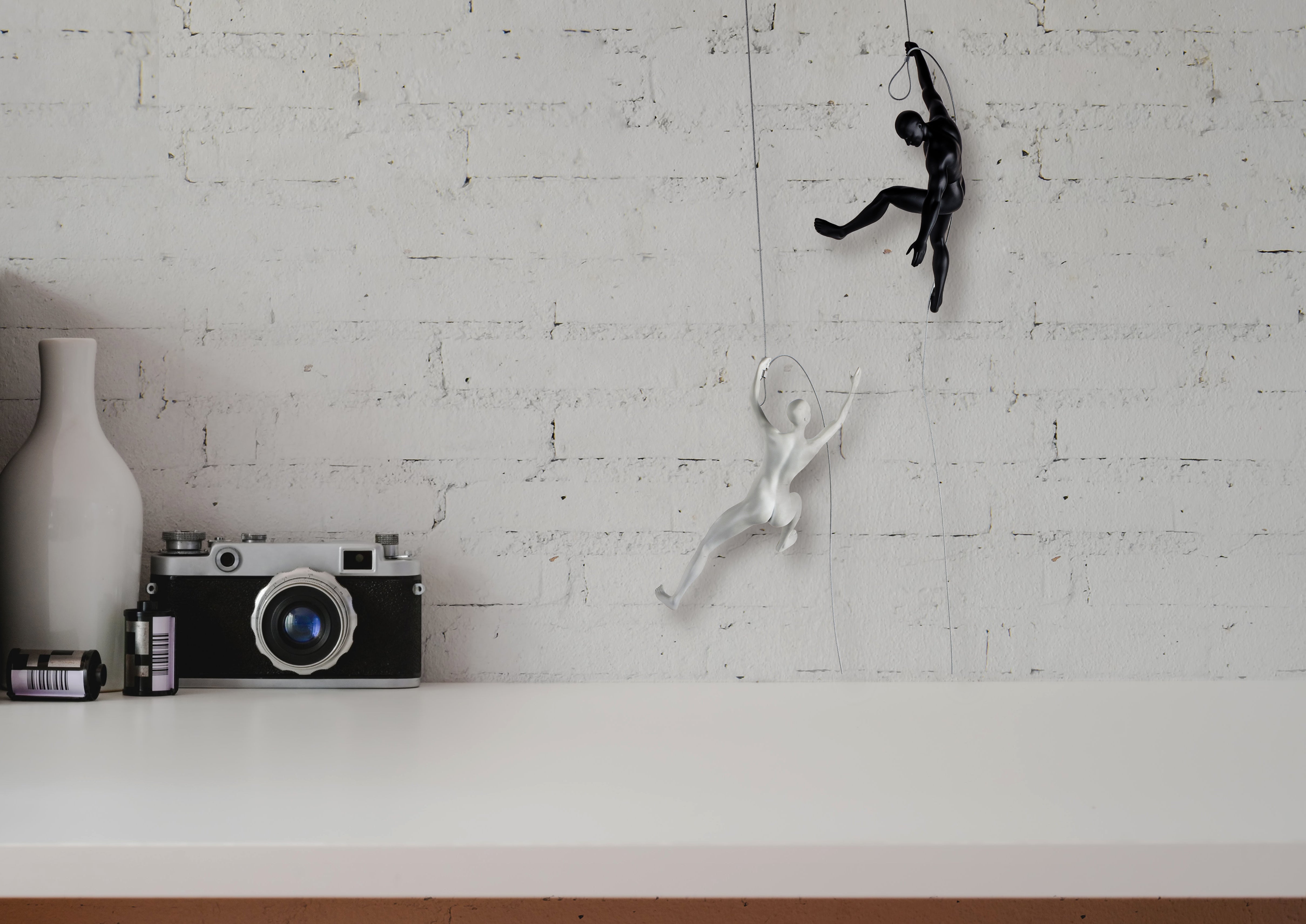 Escultura de pared en blanco y negro mate en pareja