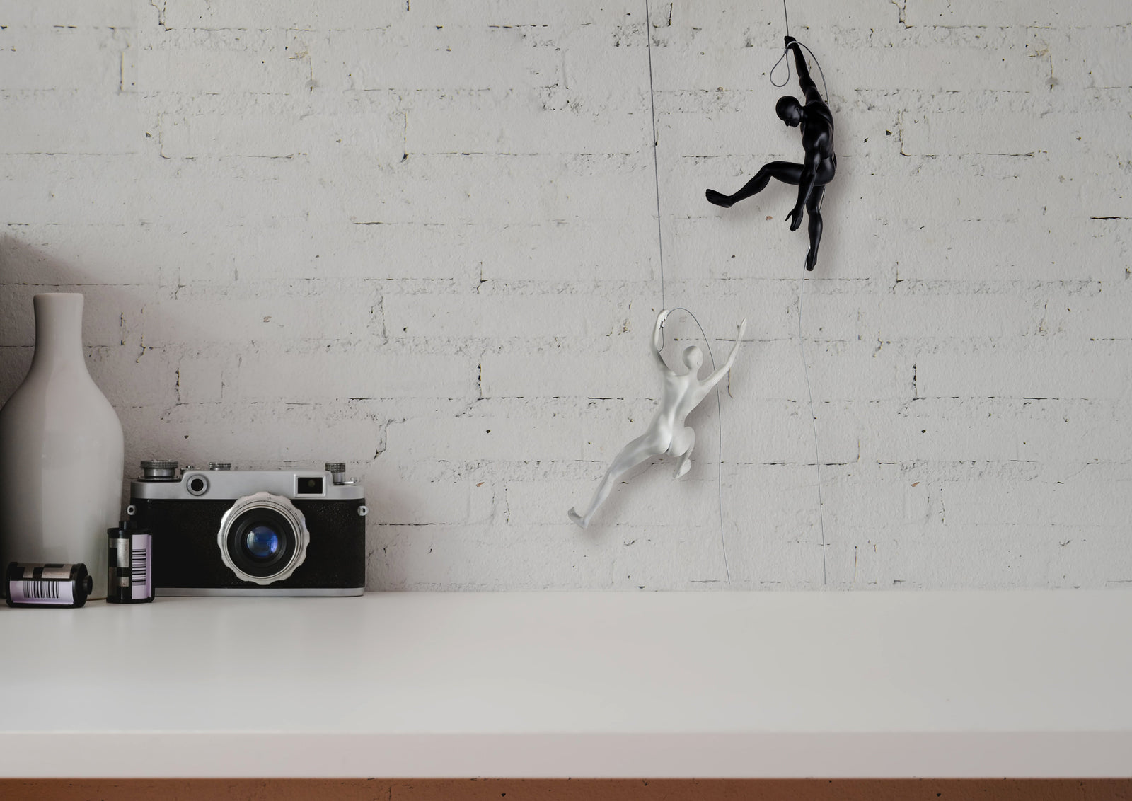 Escultura de pared en blanco y negro mate en pareja