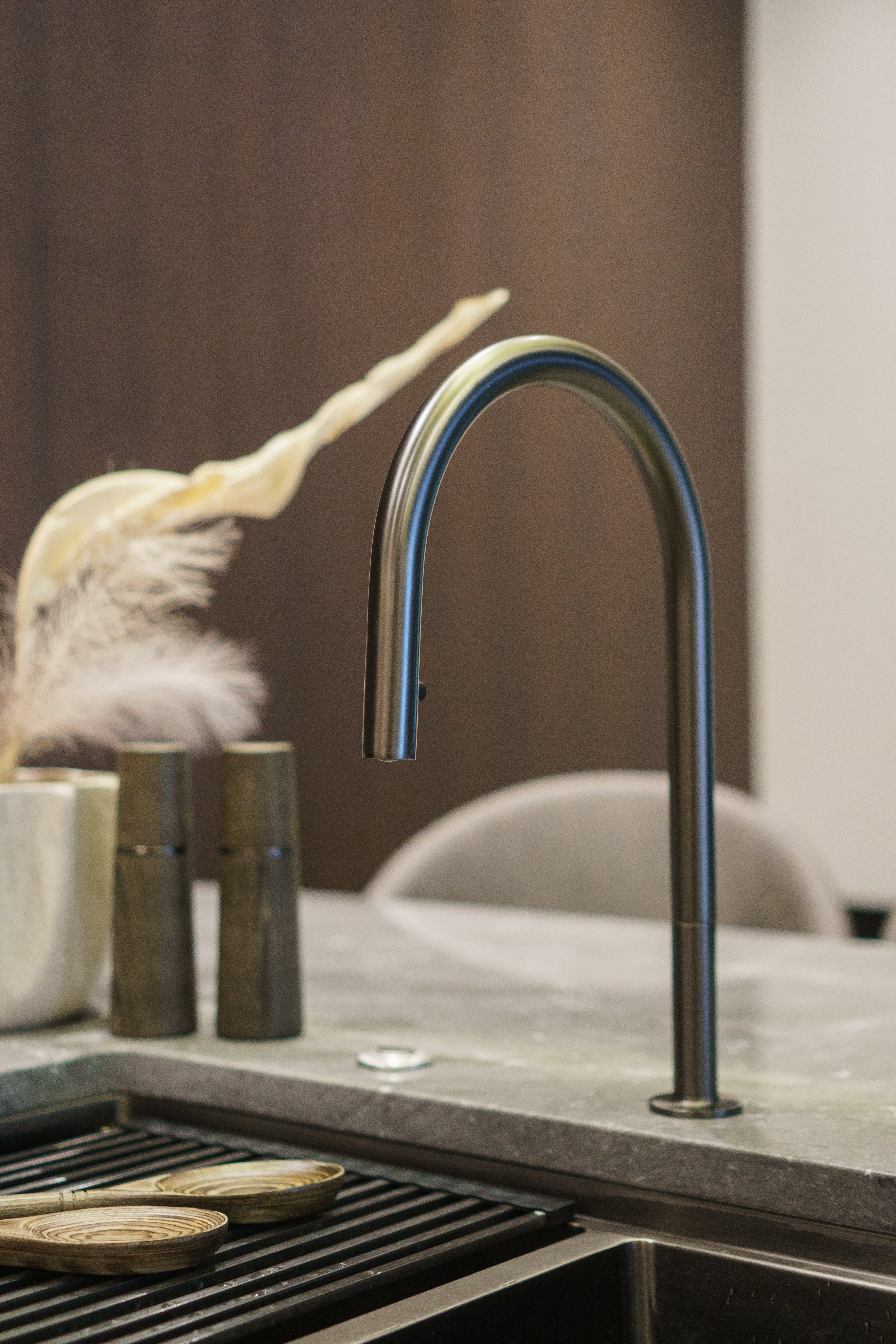 Grifo de cocina desplegable Zeek KF-11GM en bronce