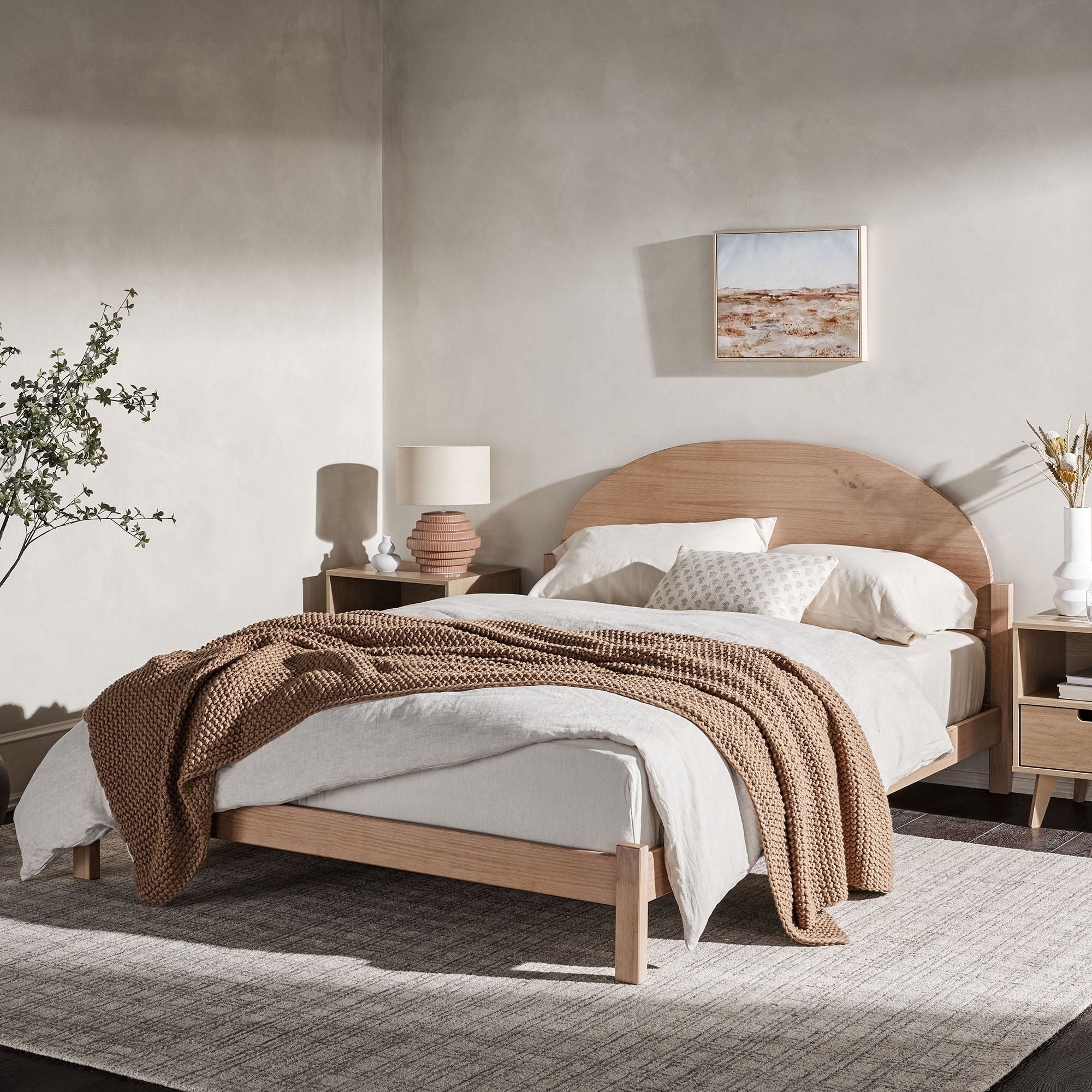 Cama Elias de madera maciza con cabecero arqueado