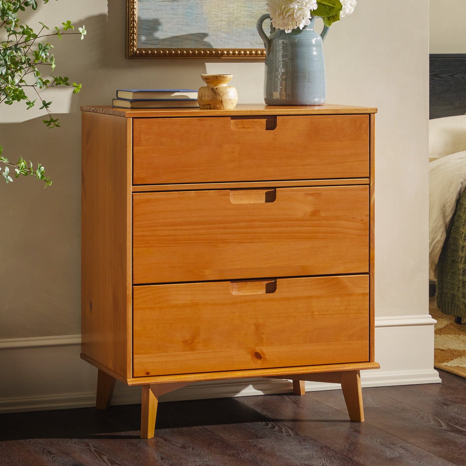 Cómoda moderna de mediados de siglo de madera maciza de Sloane