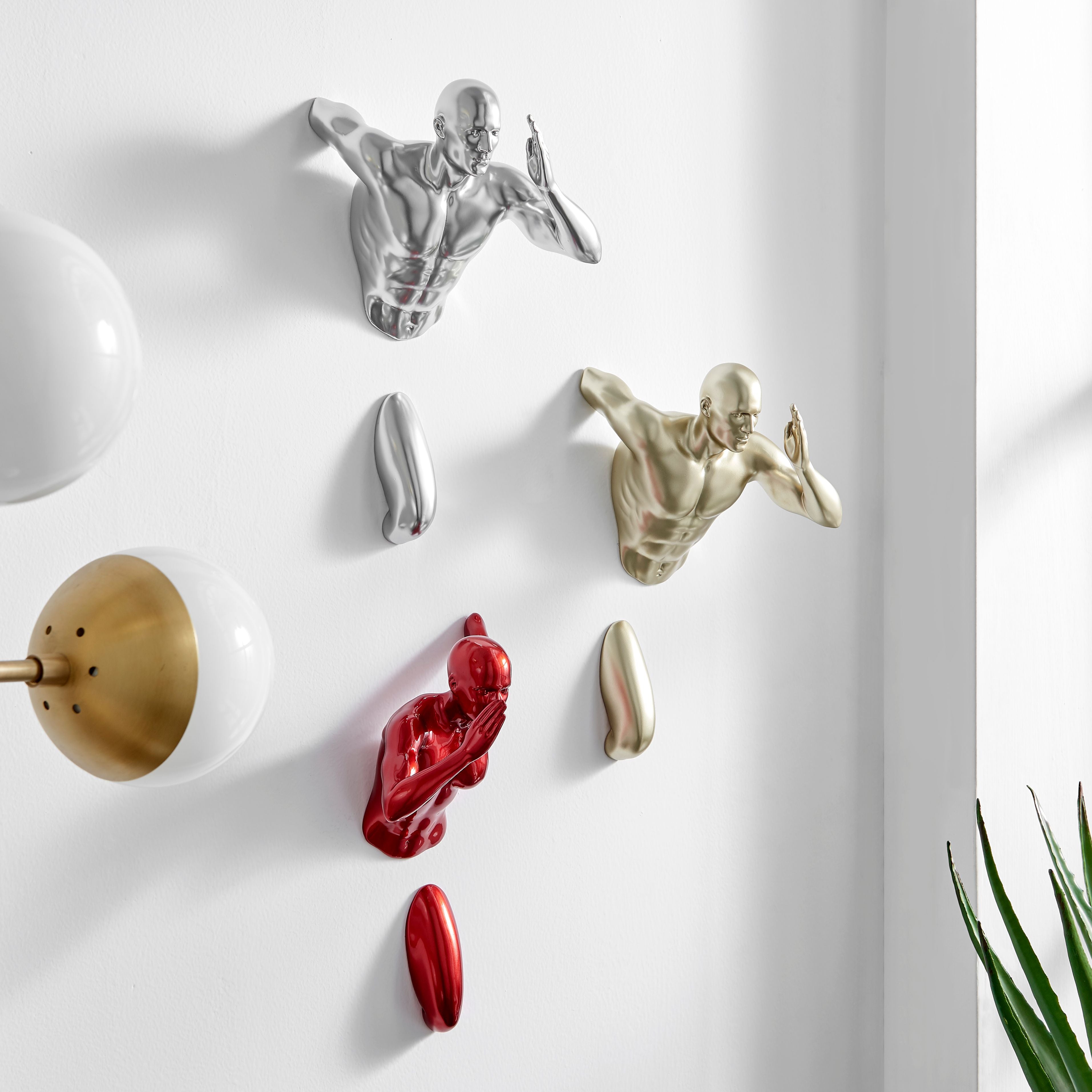 Conjunto de tres esculturas Wall Runners // Rojo metalizado, dorado y cromado
