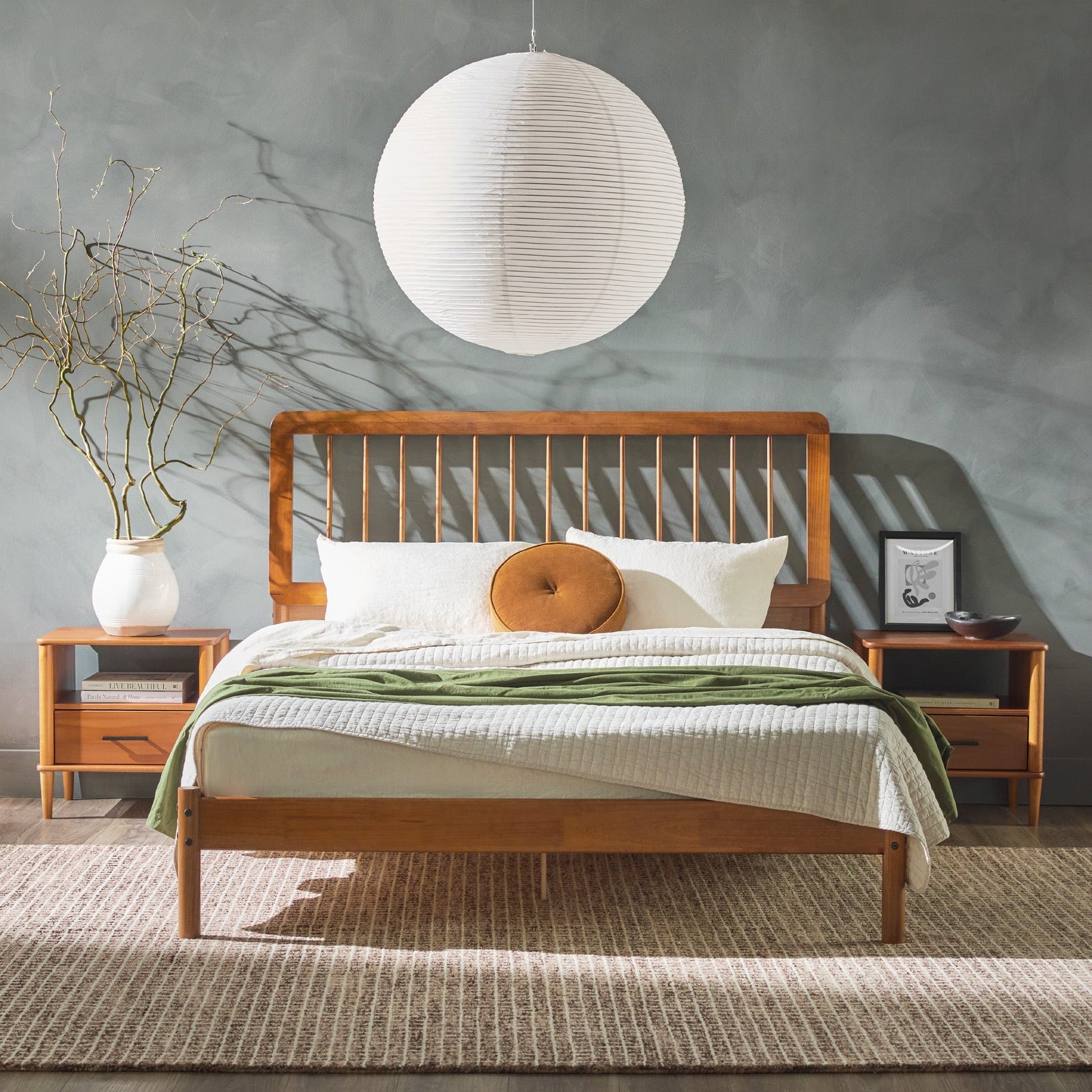 Cama de madera maciza con estructura de husillo de estilo moderno de mediados de siglo