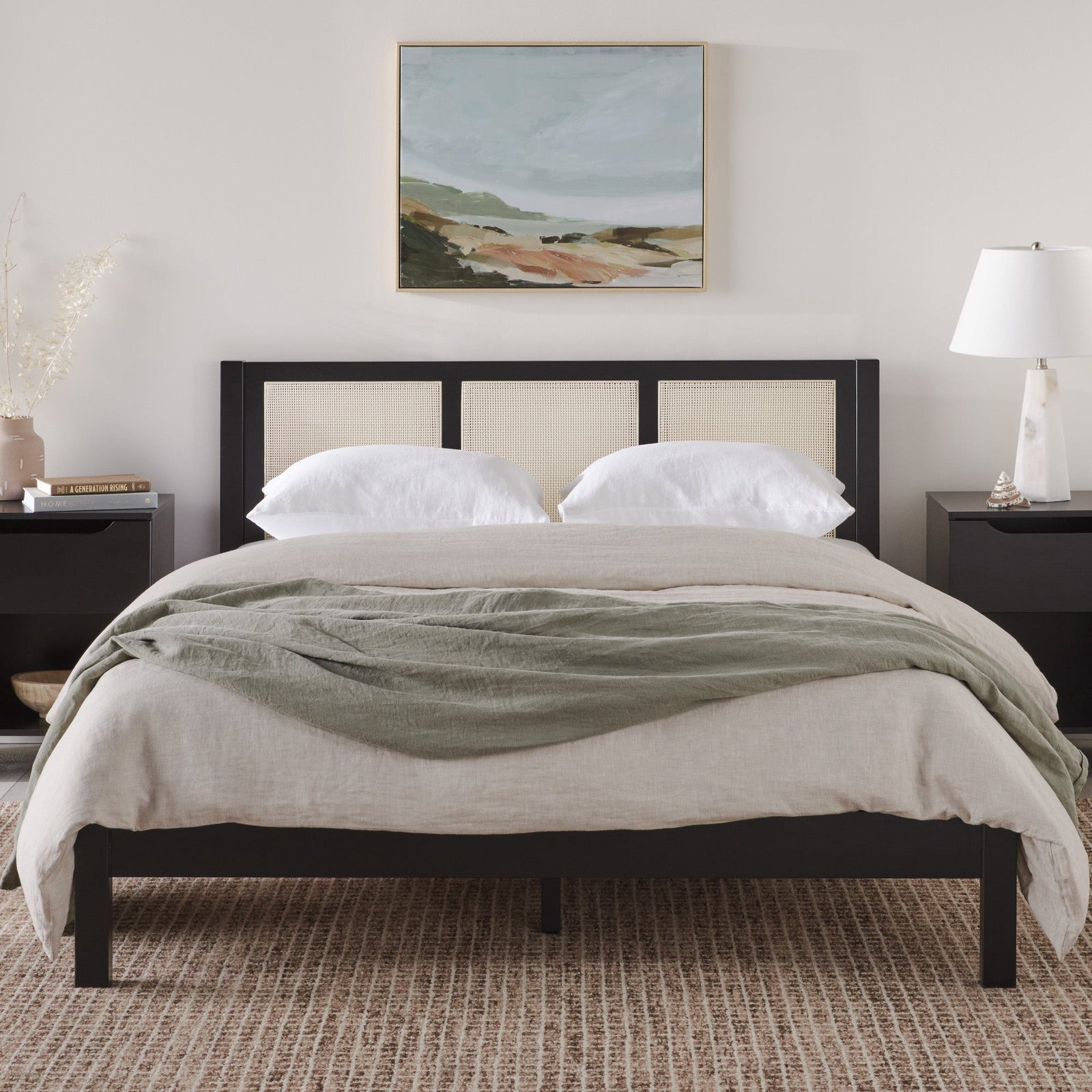 Cama Yasmina con plataforma de madera maciza y paneles de ratán (tamaño Queen o King)