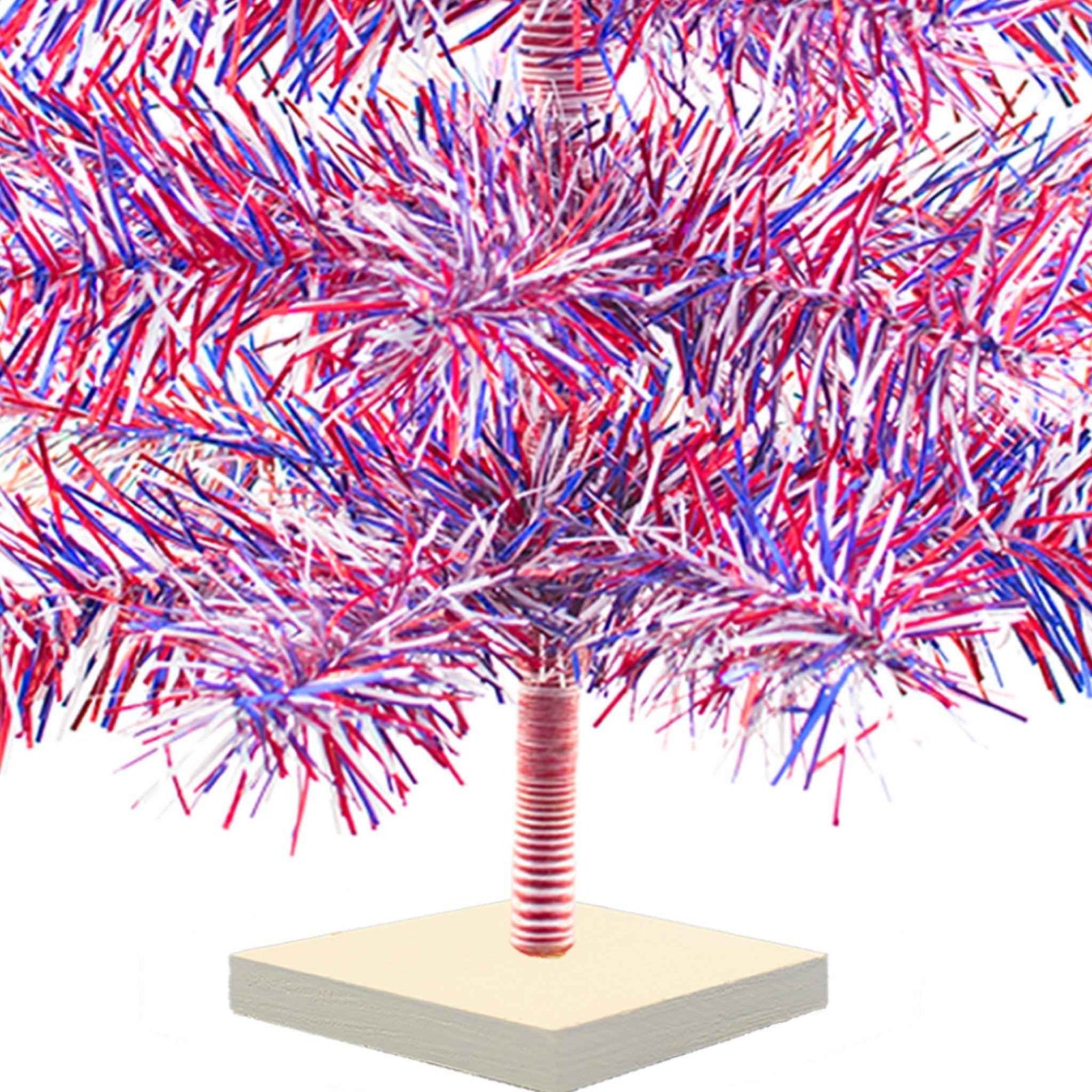 Árboles de oropel con fuegos artificiales del 4 de julio 