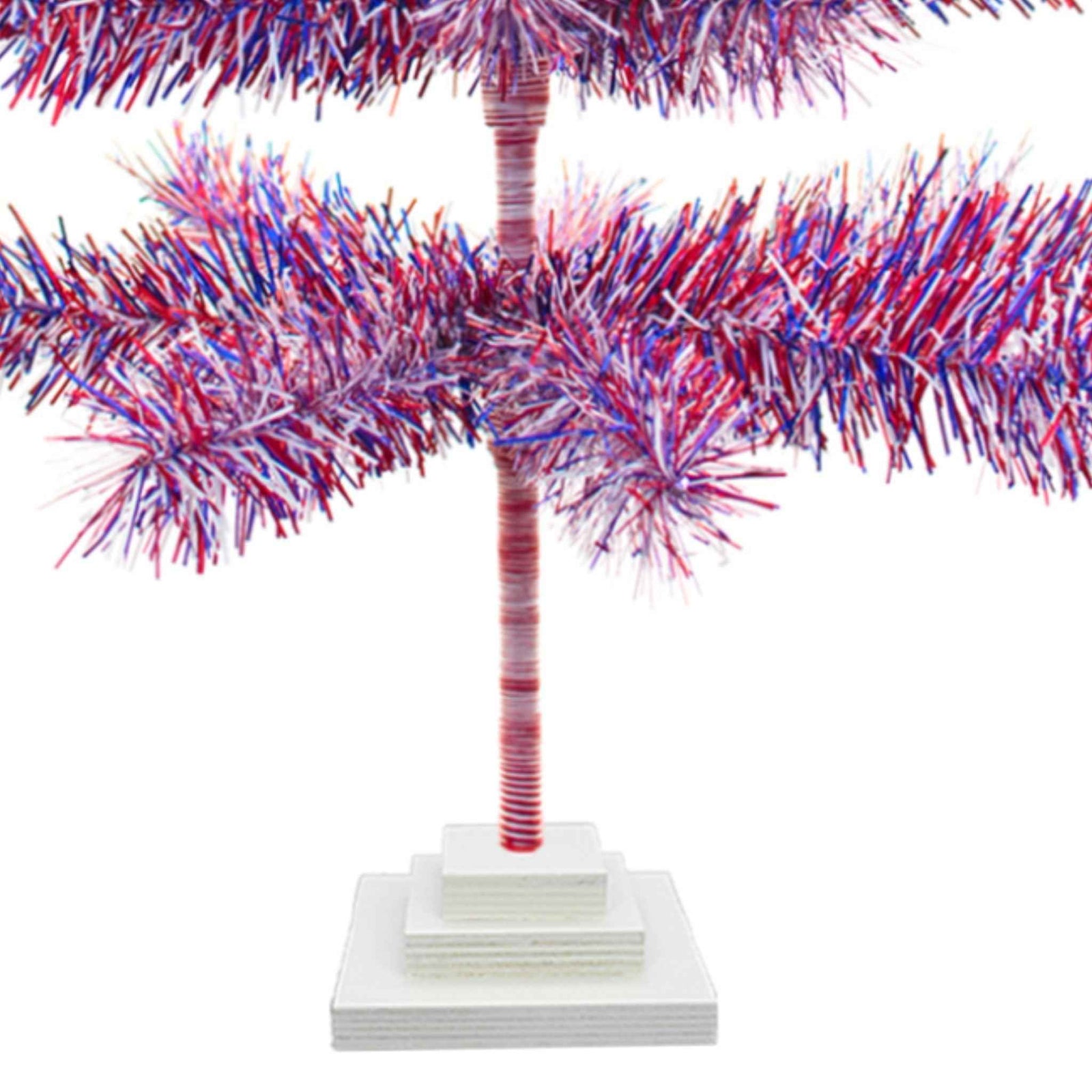 Árboles de oropel con fuegos artificiales del 4 de julio 
