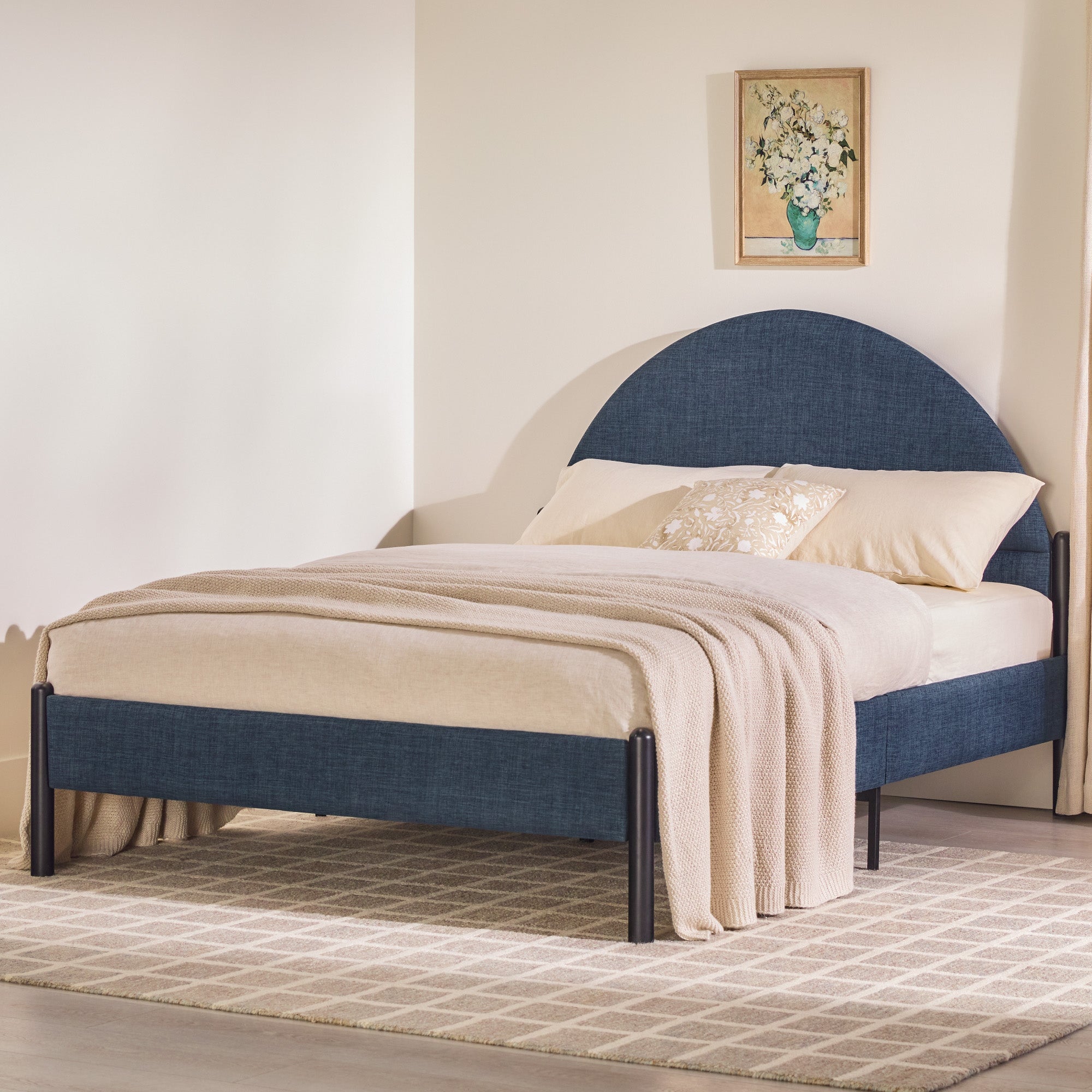 Cama Queen de metal y tapizada con cabecero arqueado Gastonia