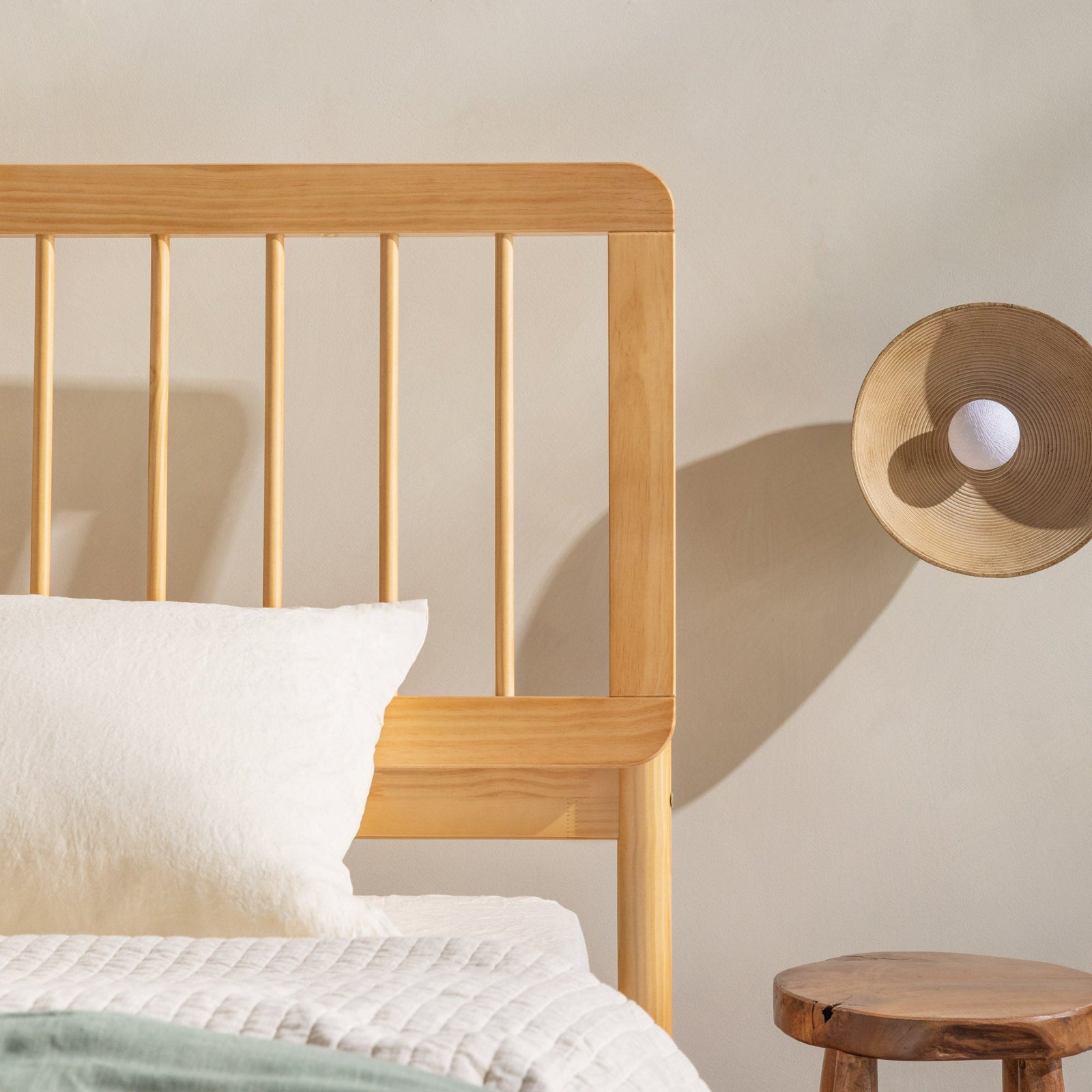 Cama de madera maciza con estructura de husillo de estilo moderno de mediados de siglo