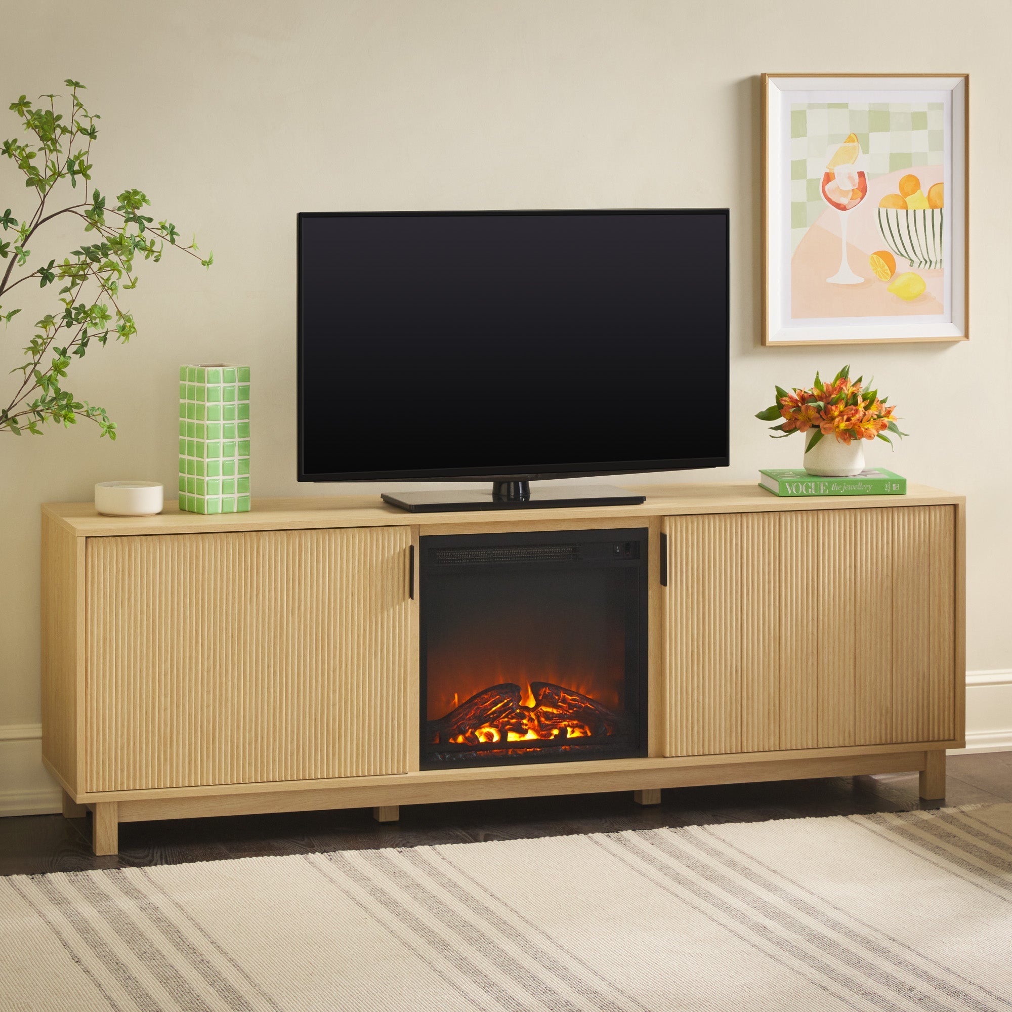 Mueble de TV moderno con chimenea eléctrica independiente de 70" de estilo escandinavo de Reema