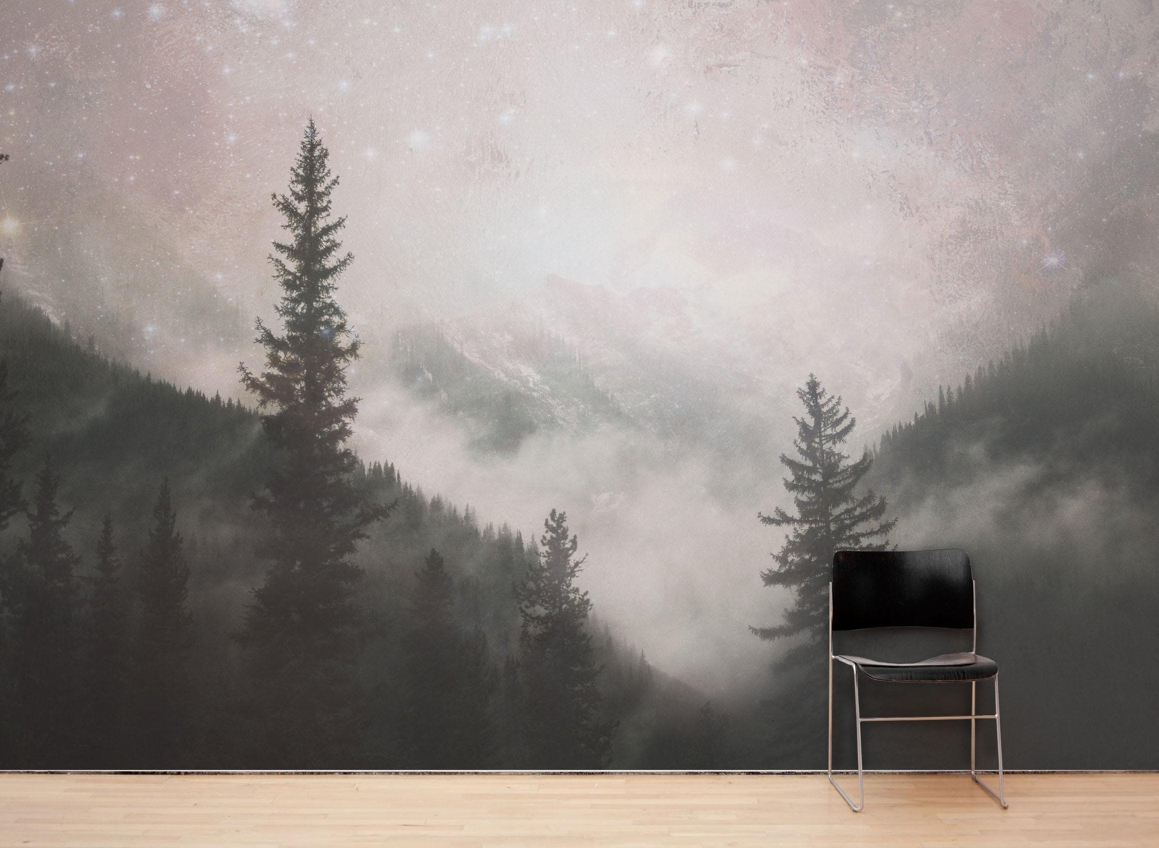 Mural de pared con árboles en un bosque brumoso y brumoso sobre una montaña bajo una noche estrellada. #6304