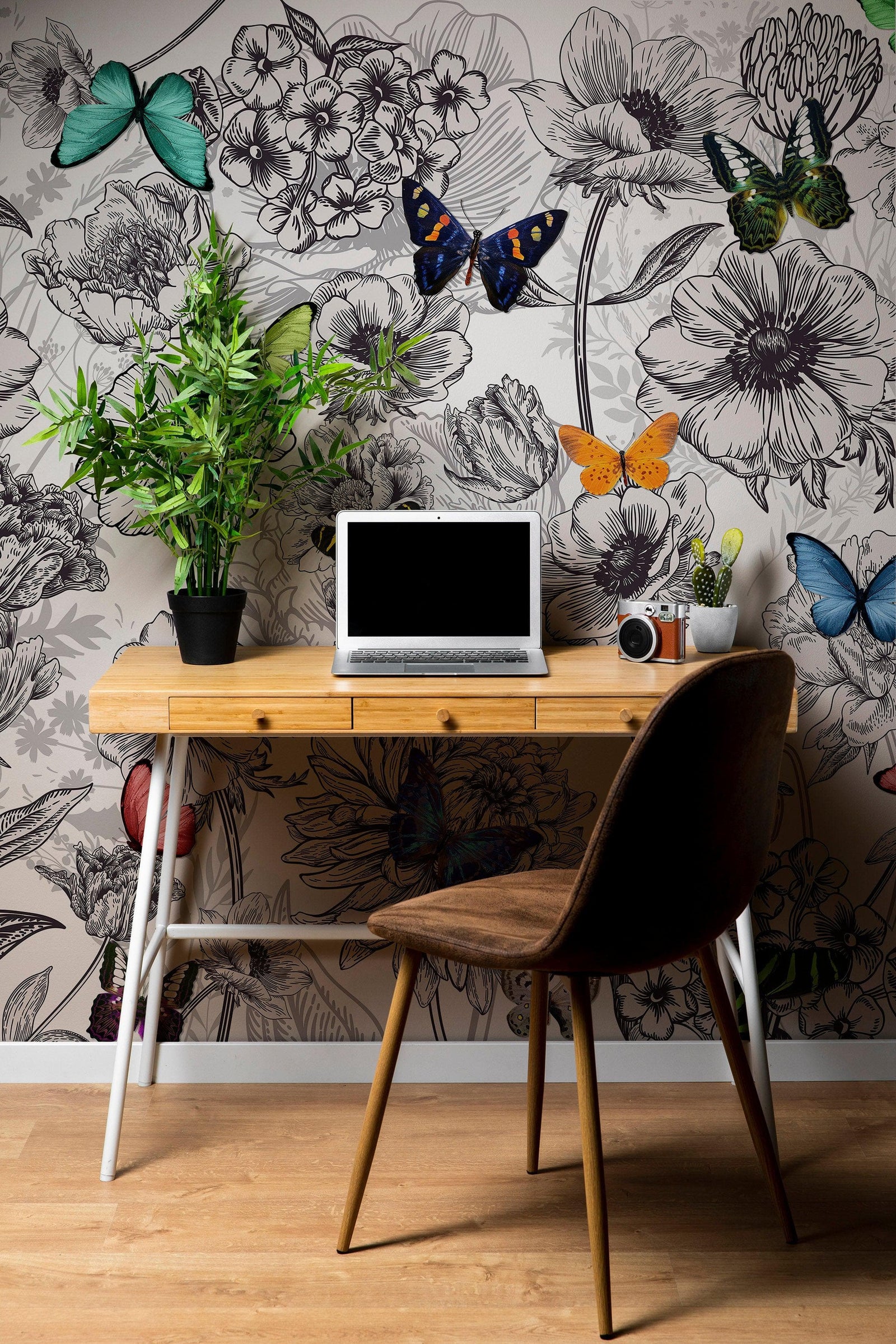 Mural de pared con mariposas en un jardín de flores. Ilustración retro en blanco y negro con diseño floral. #6320