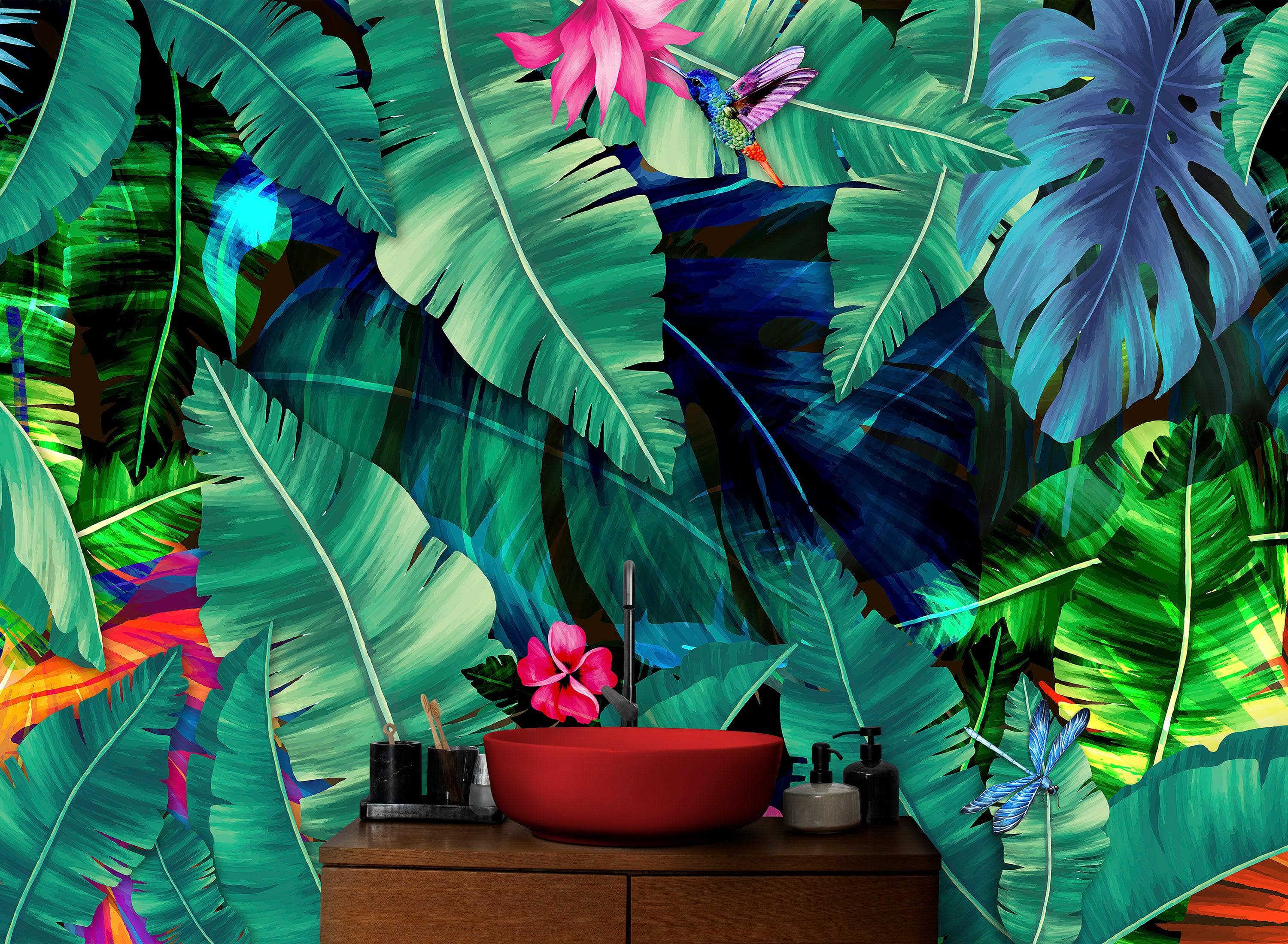 Fondo de pantalla de selva tropical con diseño de flores verdes y hojas de palmeras. #6357