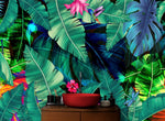 Fondo de pantalla de selva tropical con diseño de flores verdes y hojas de palmeras. #6357