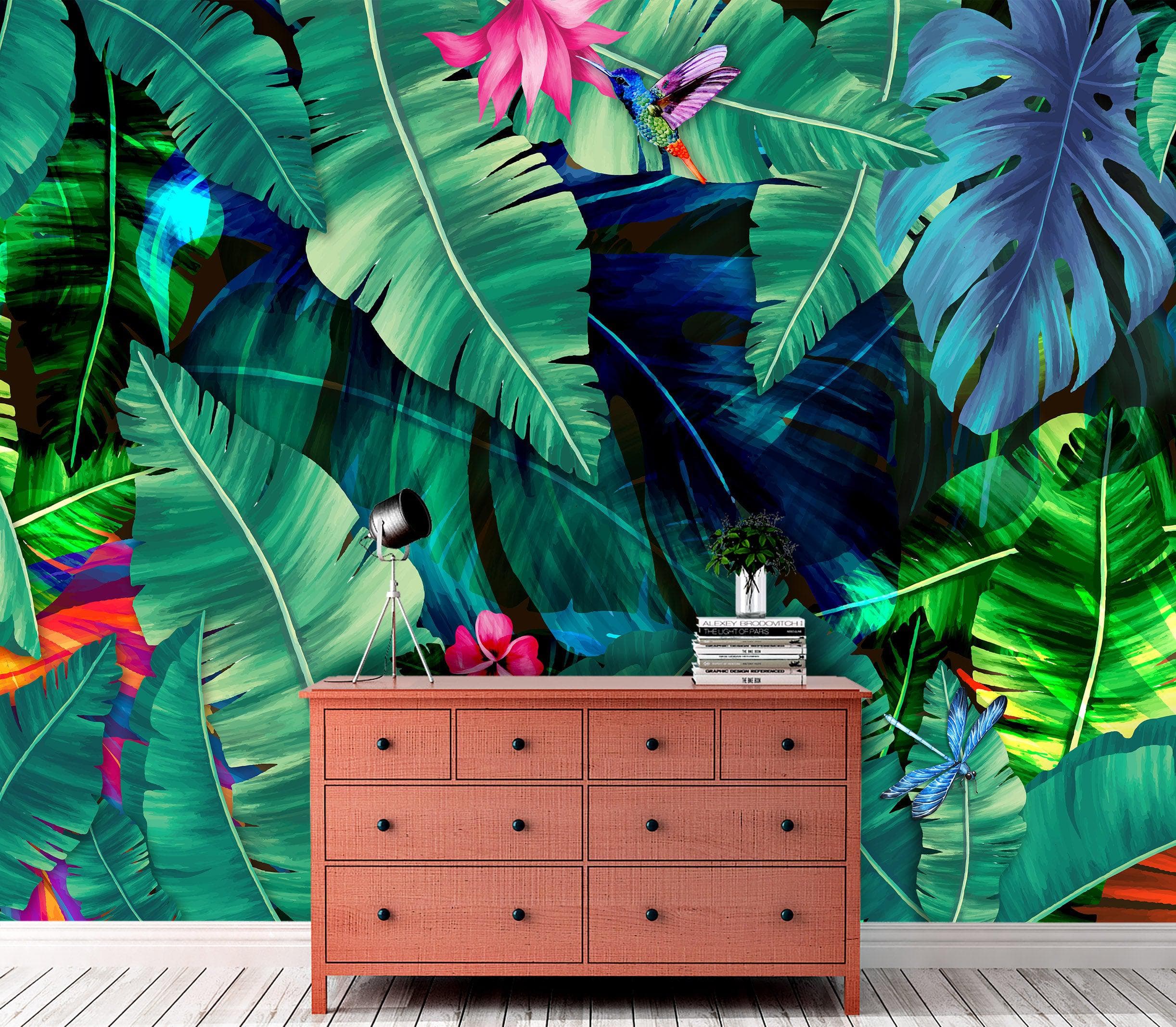 Fondo de pantalla de selva tropical con diseño de flores verdes y hojas de palmeras. #6357