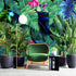 Fondo de pantalla de selva tropical con diseño de flores verdes y hojas de palmeras. #6357