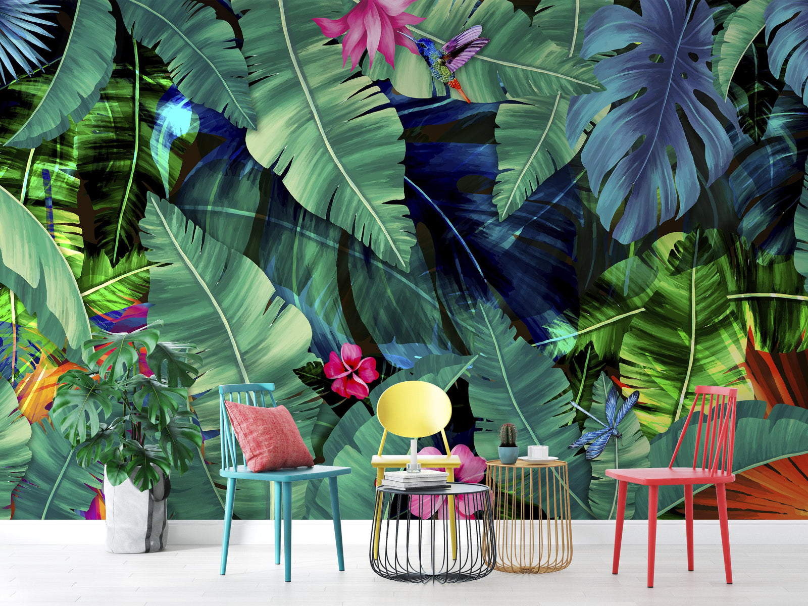 Fondo de pantalla de selva tropical con diseño de flores verdes y hojas de palmeras. #6357