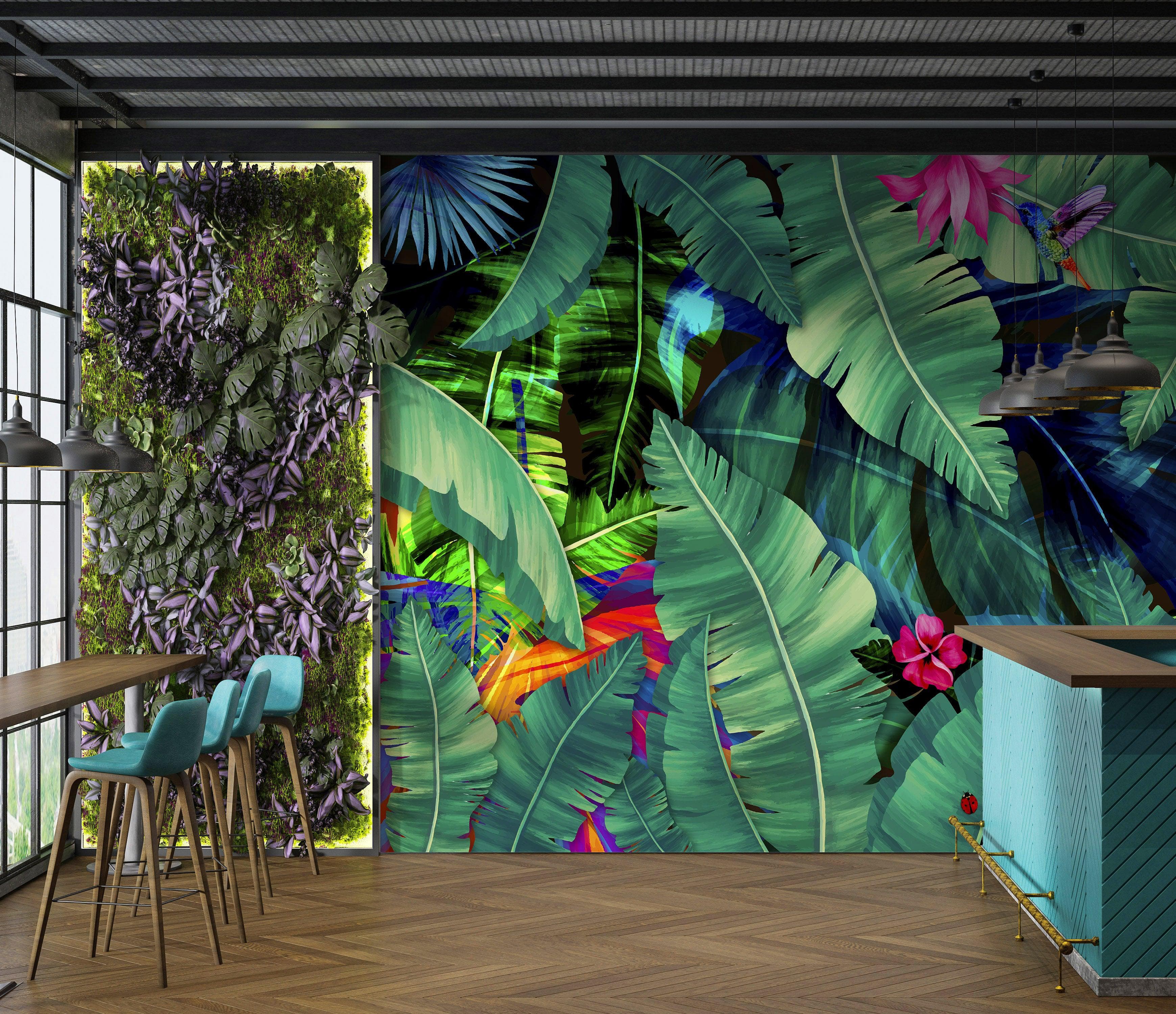 Fondo de pantalla de selva tropical con diseño de flores verdes y hojas de palmeras. #6357