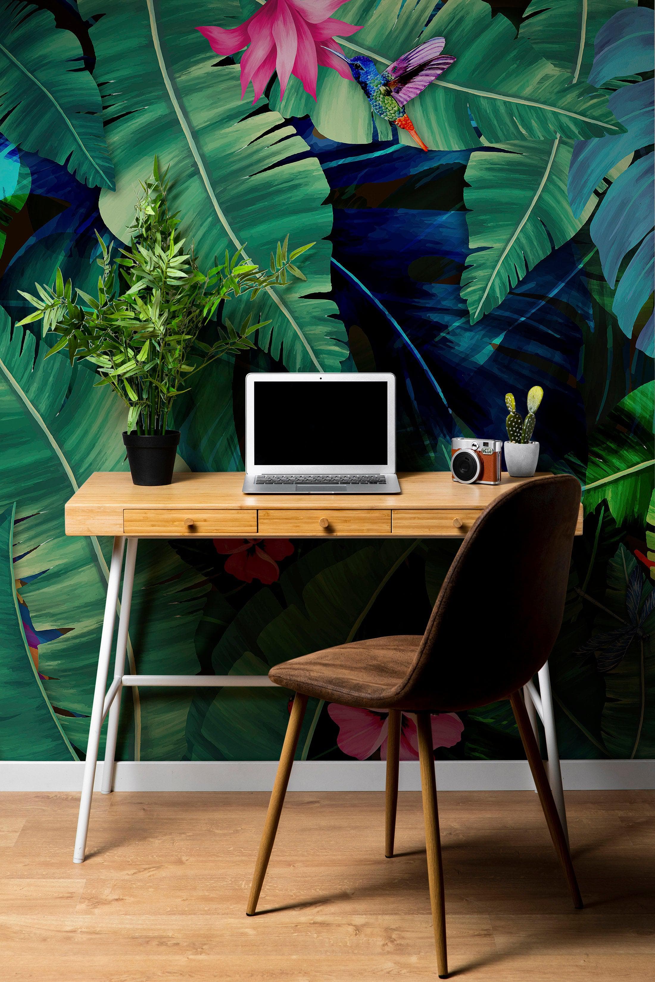 Fondo de pantalla de selva tropical con diseño de flores verdes y hojas de palmeras. #6357