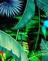 Fondo de pantalla de selva tropical con diseño de flores verdes y hojas de palmeras. #6357